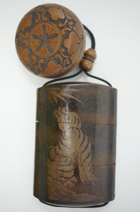 Antique Inro with Tiger & Family Crest Motives & Fine Wooden Netsuke from Japan 1108D1