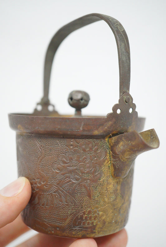 Elegant Copper Tea Kettle with detailed Engraving Japanese Antique 0914D9
