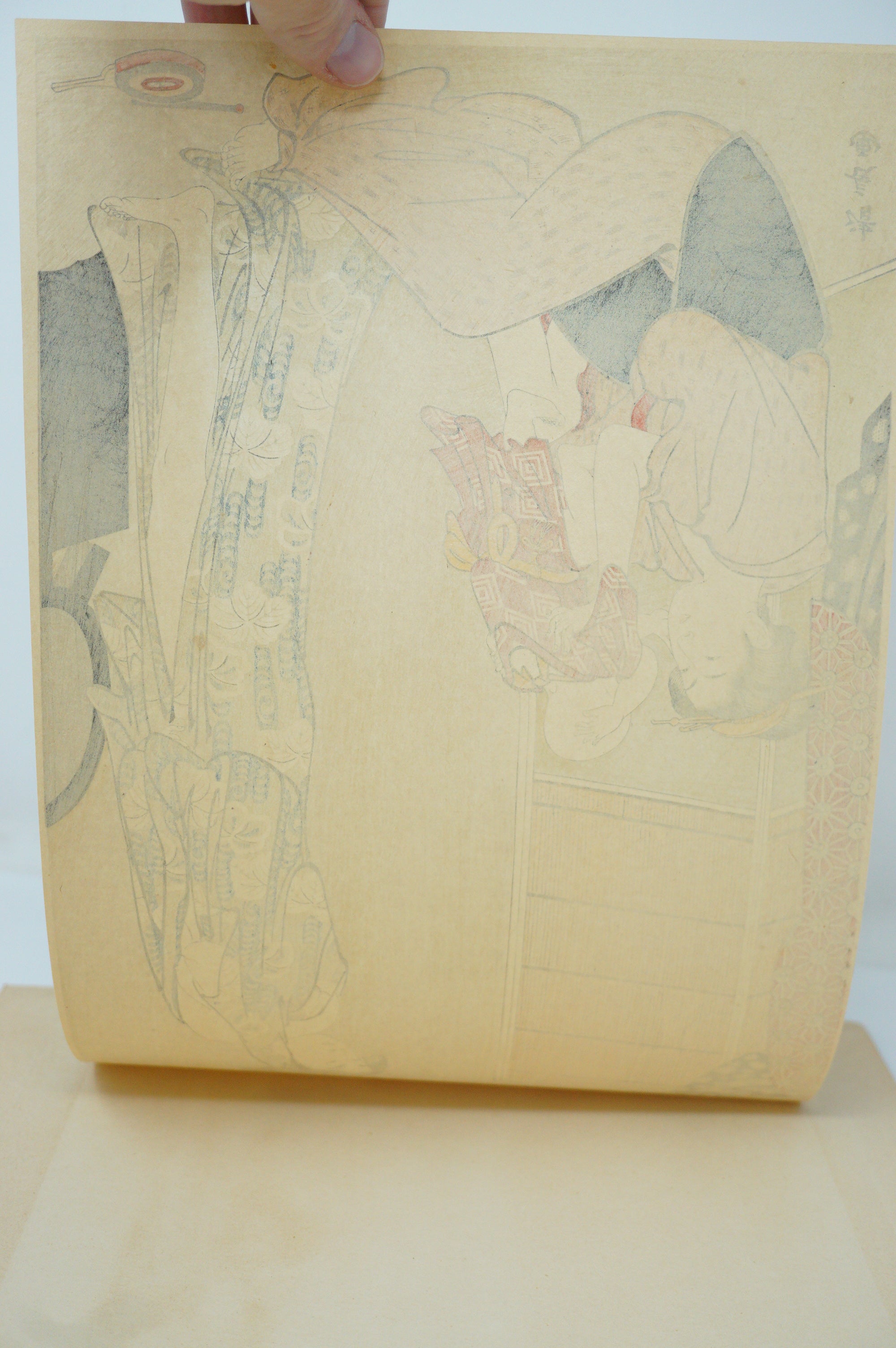 Hochwertiger japanischer Holzschnitt-Nachdruck aus den 1920er-Jahren von Torii Kiyonaga – Frau im Bademantel mit Baby 0904E12