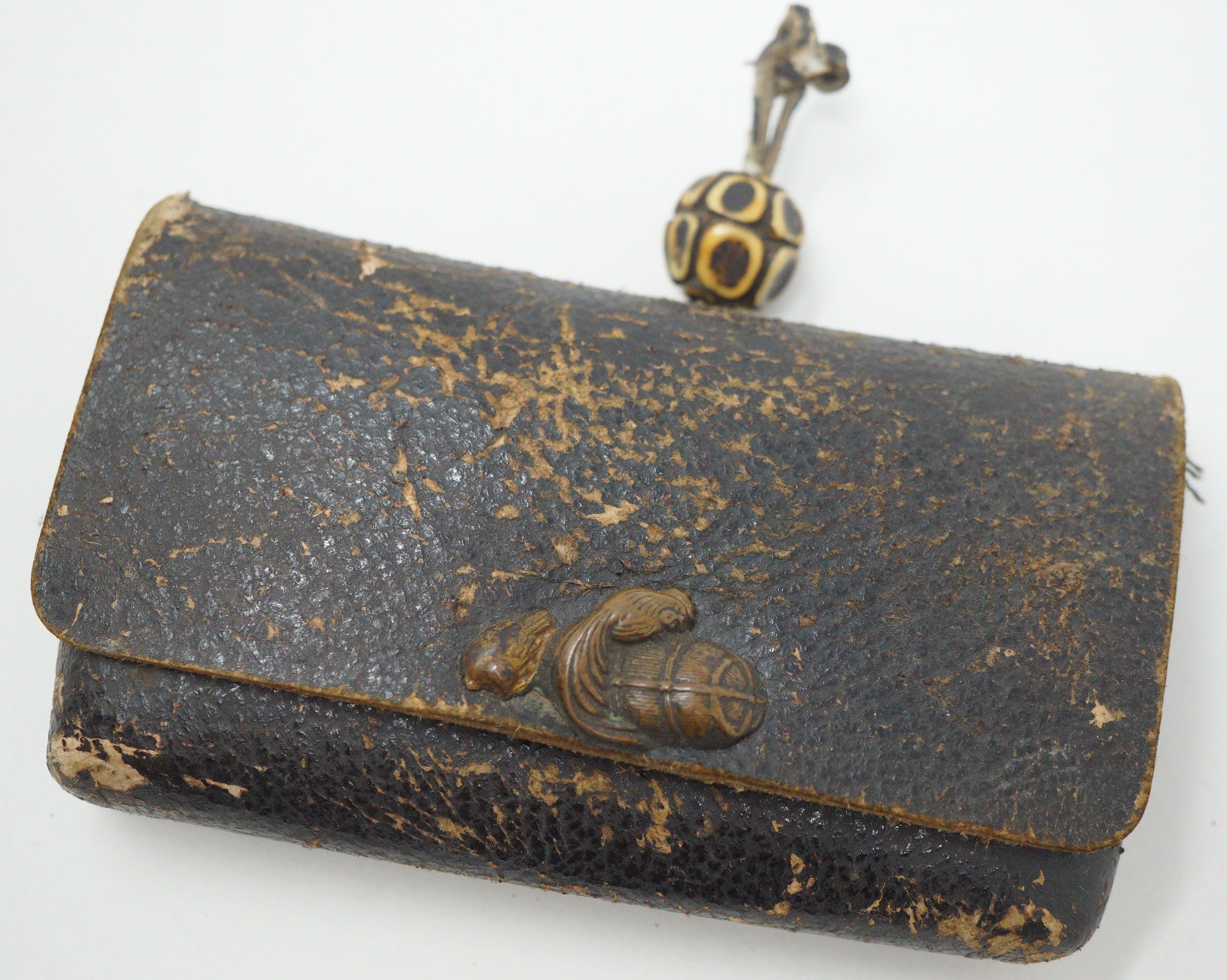 Japanische Ledertasche mit fein gearbeitetem Ojime Antique Original aus Japan 0618F12
