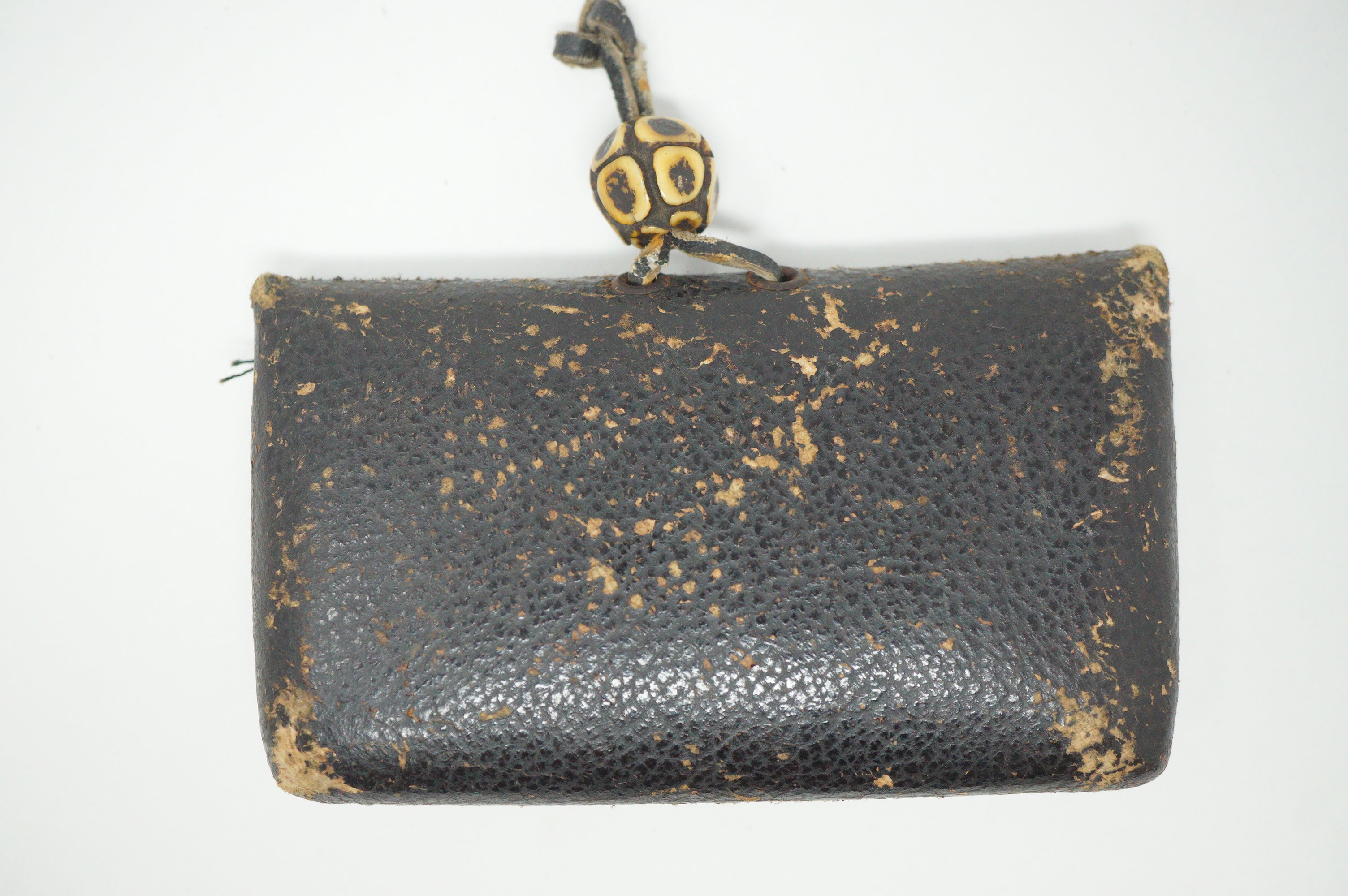 Japanische Ledertasche mit fein gearbeitetem Ojime Antique Original aus Japan 0618F12