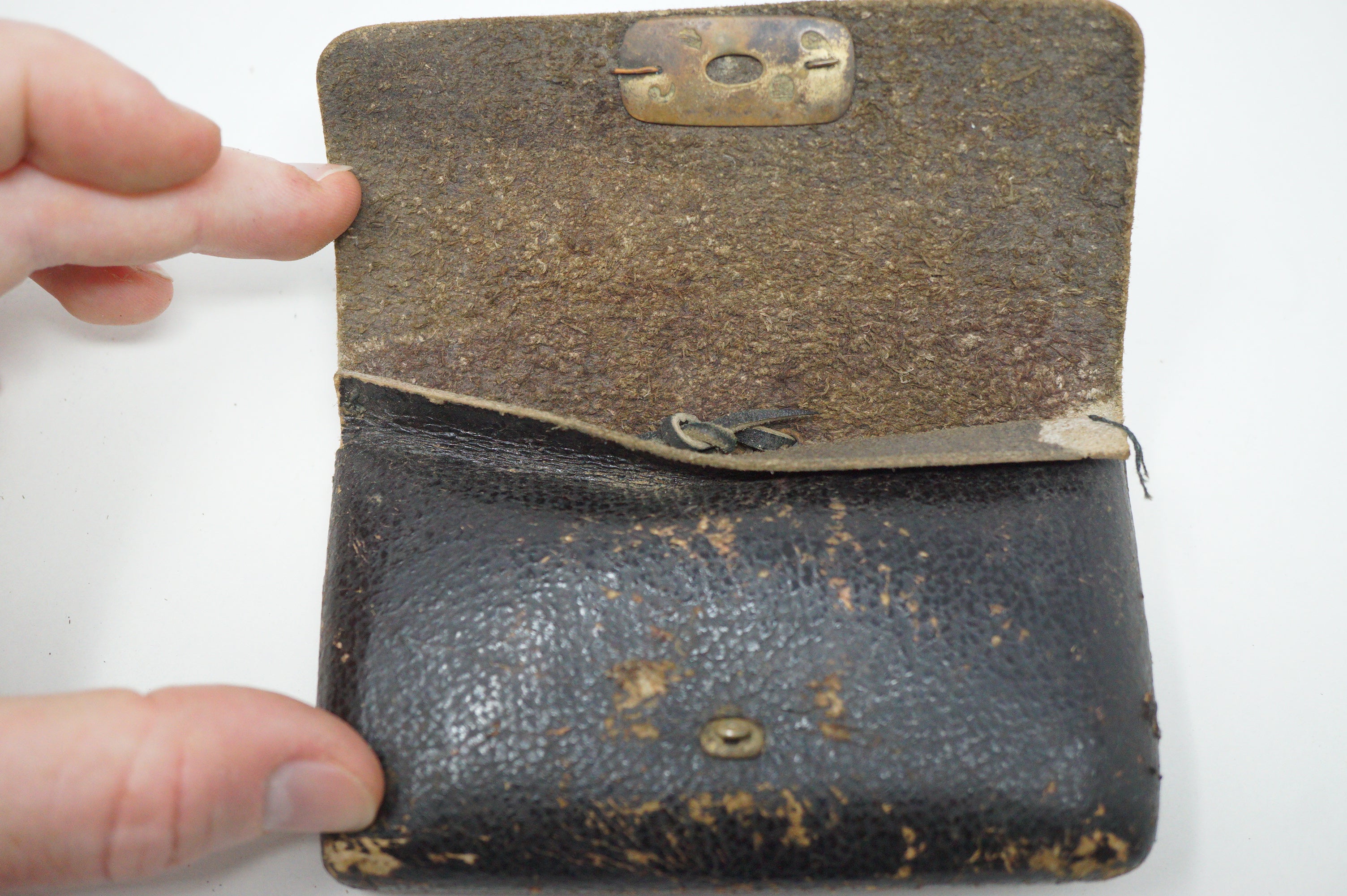 Japanische Ledertasche mit fein gearbeitetem Ojime Antique Original aus Japan 0618F12