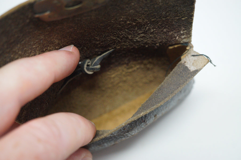 Japanische Ledertasche mit fein gearbeitetem Ojime Antique Original aus Japan 0618F12