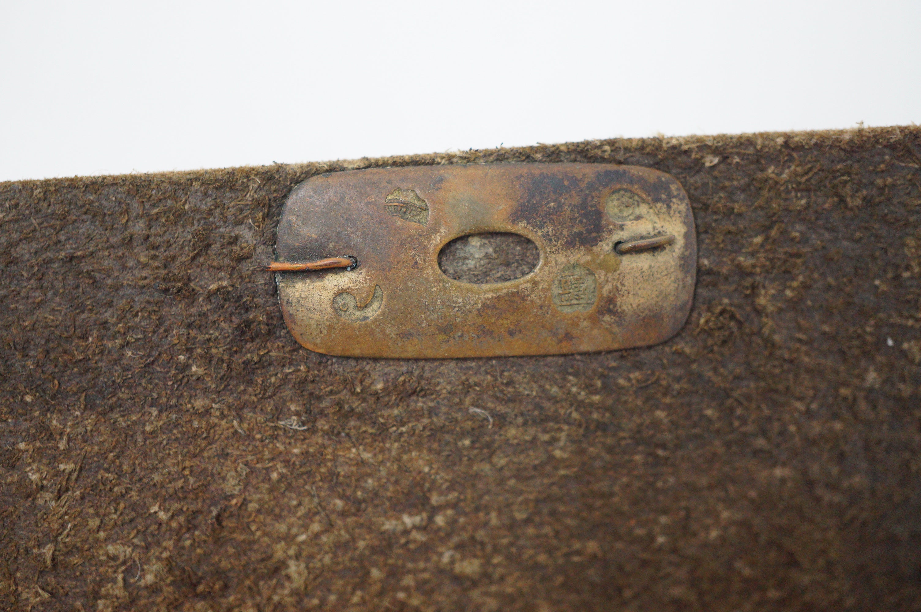 Japanische Ledertasche mit fein gearbeitetem Ojime Antique Original aus Japan 0618F12