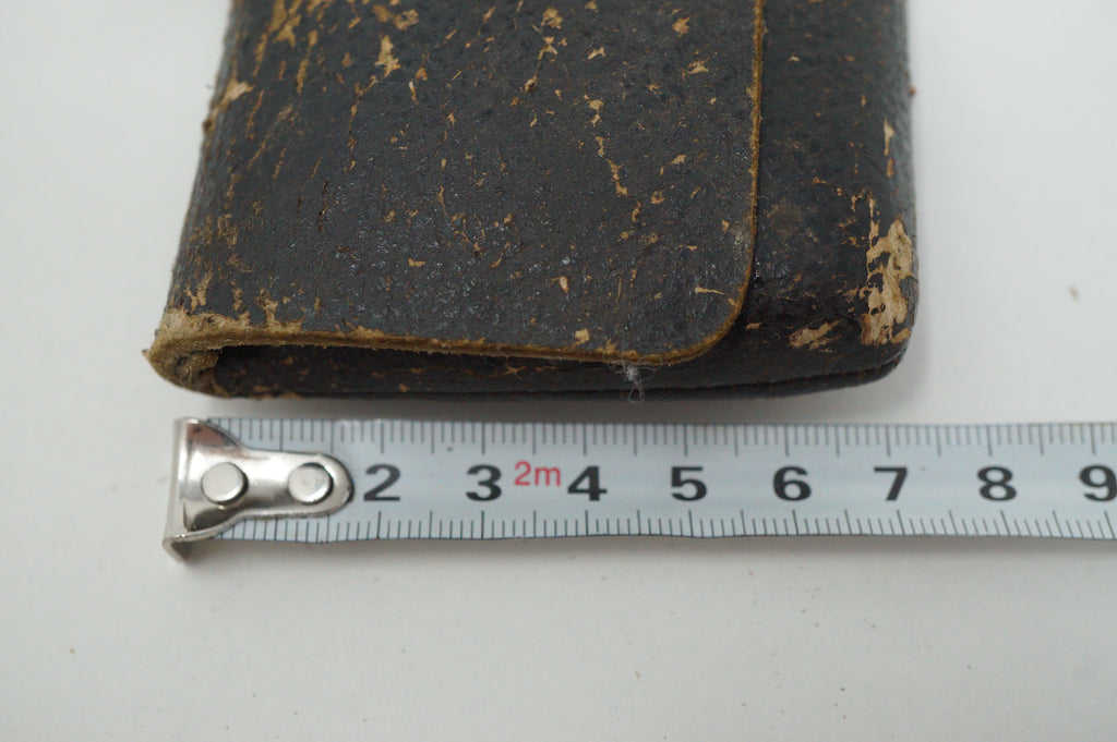 Japanische Ledertasche mit fein gearbeitetem Ojime Antique Original aus Japan 0618F12