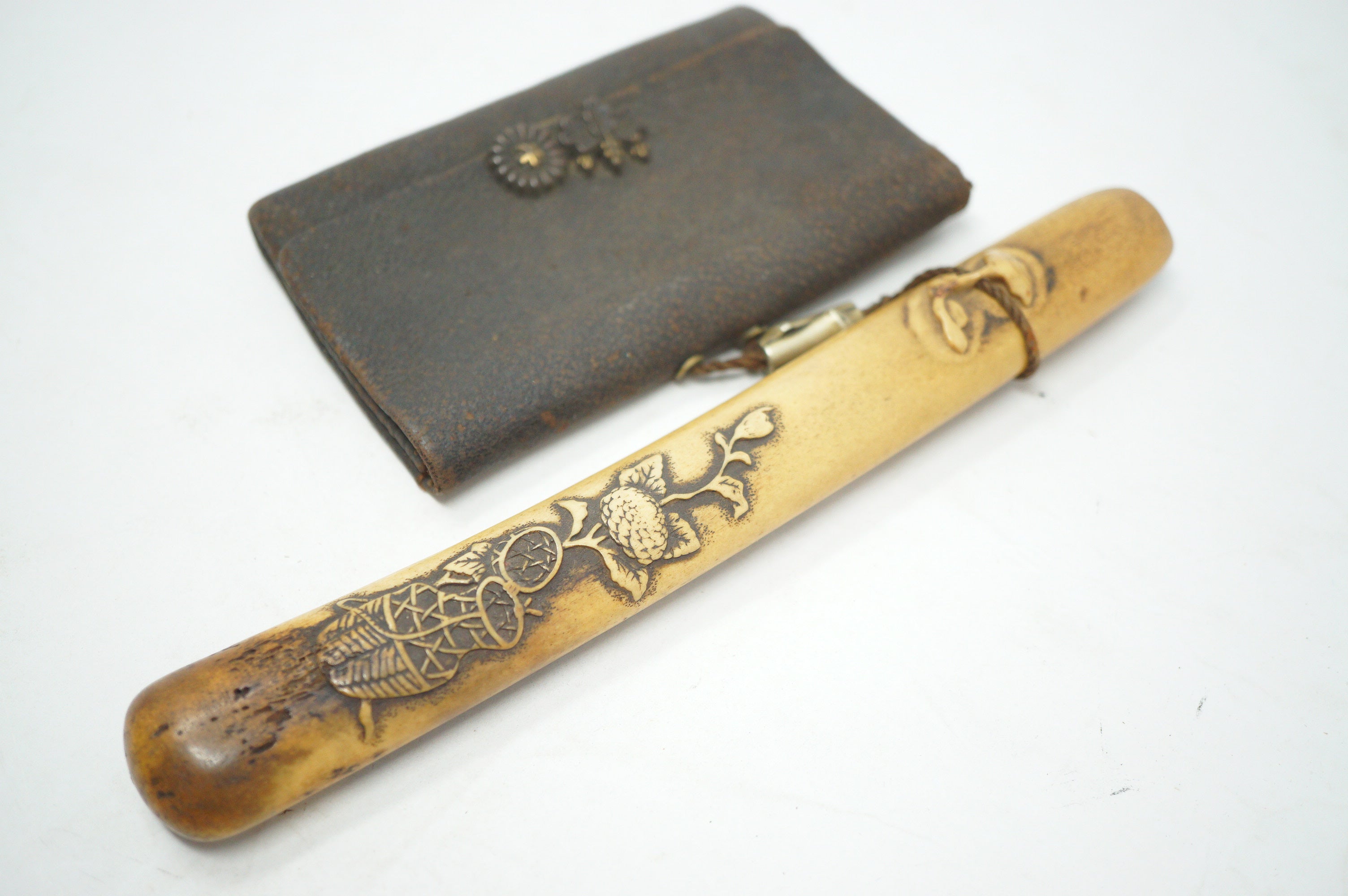 Antikes Tabak-Ire-Set mit Lederbeutel und gut verarbeitetem Pfeifenbehälter aus Japan 1129D12