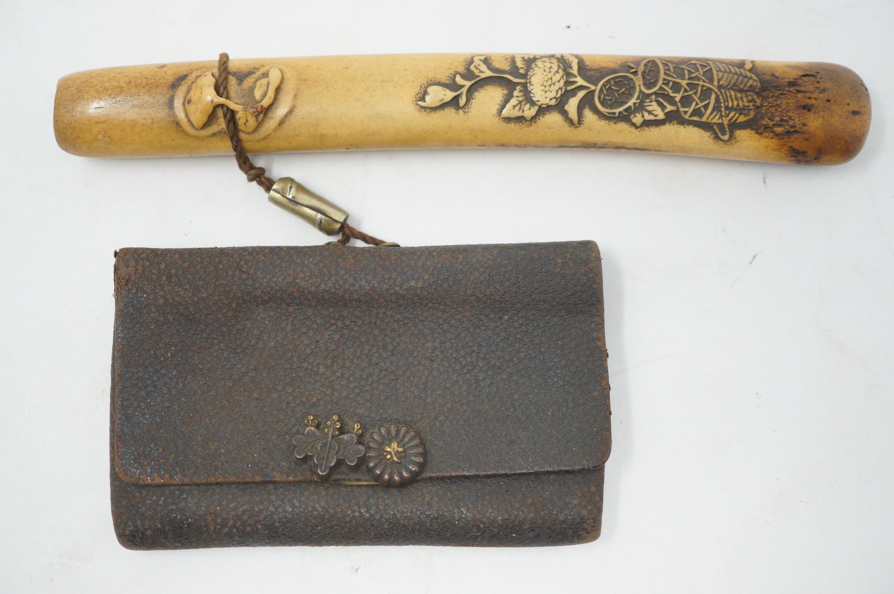 Antikes Tabak-Ire-Set mit Lederbeutel und gut verarbeitetem Pfeifenbehälter aus Japan 1129D12