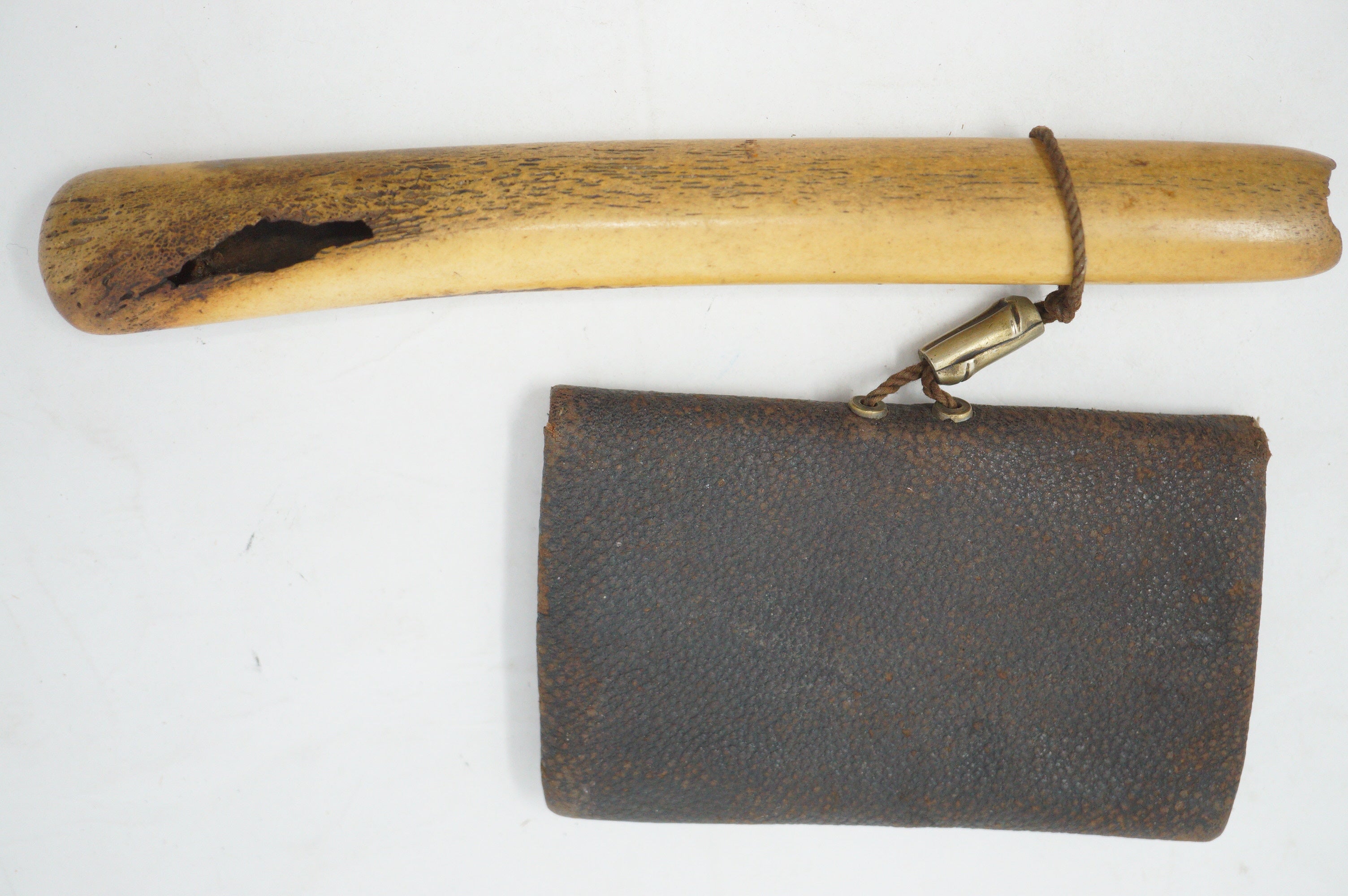 Antikes Tabak-Ire-Set mit Lederbeutel und gut verarbeitetem Pfeifenbehälter aus Japan 1129D12
