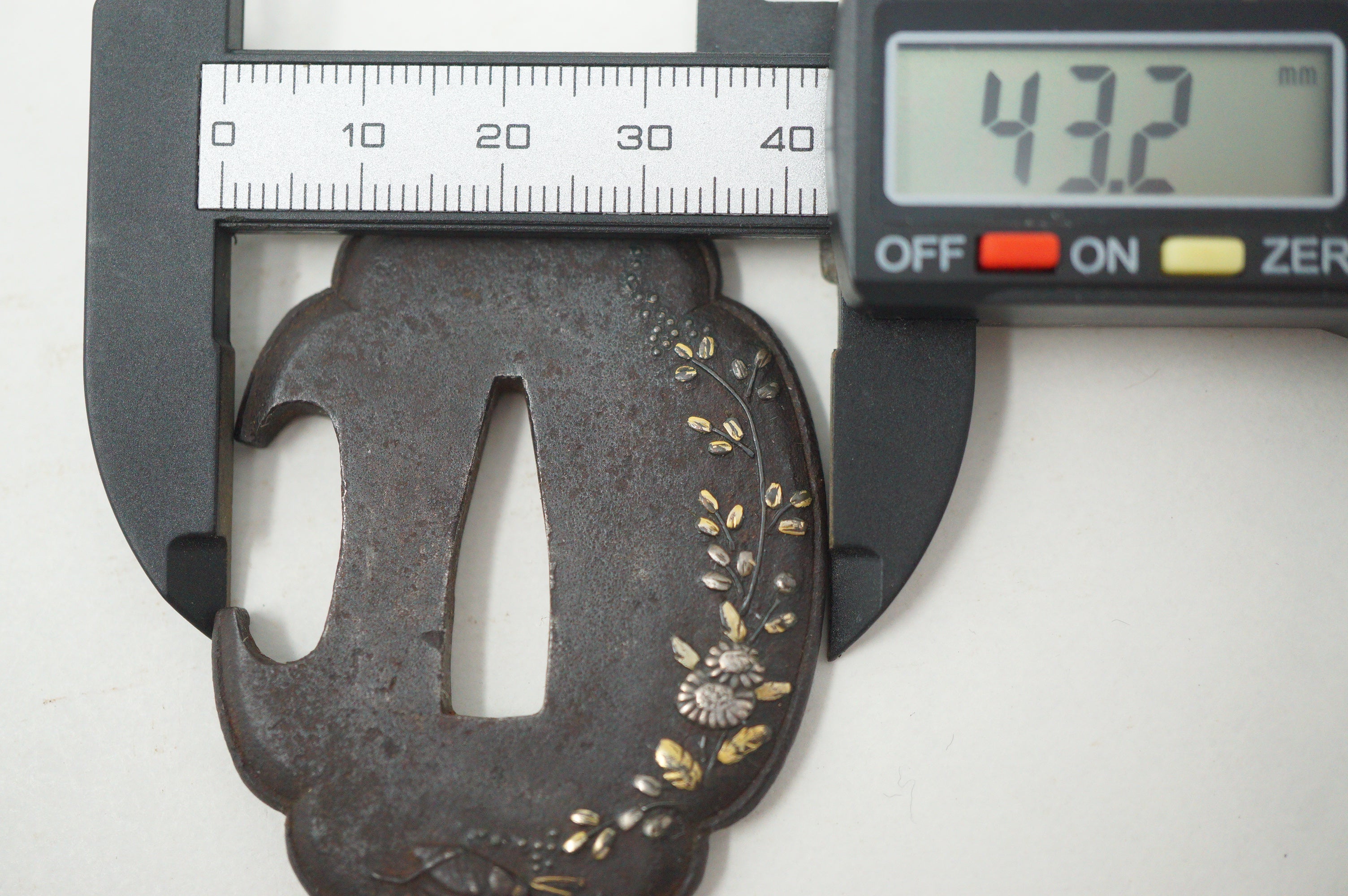 Japanese Tsuba Tanto Iron Guard with fine Images unique Edge from Japan 1201F13