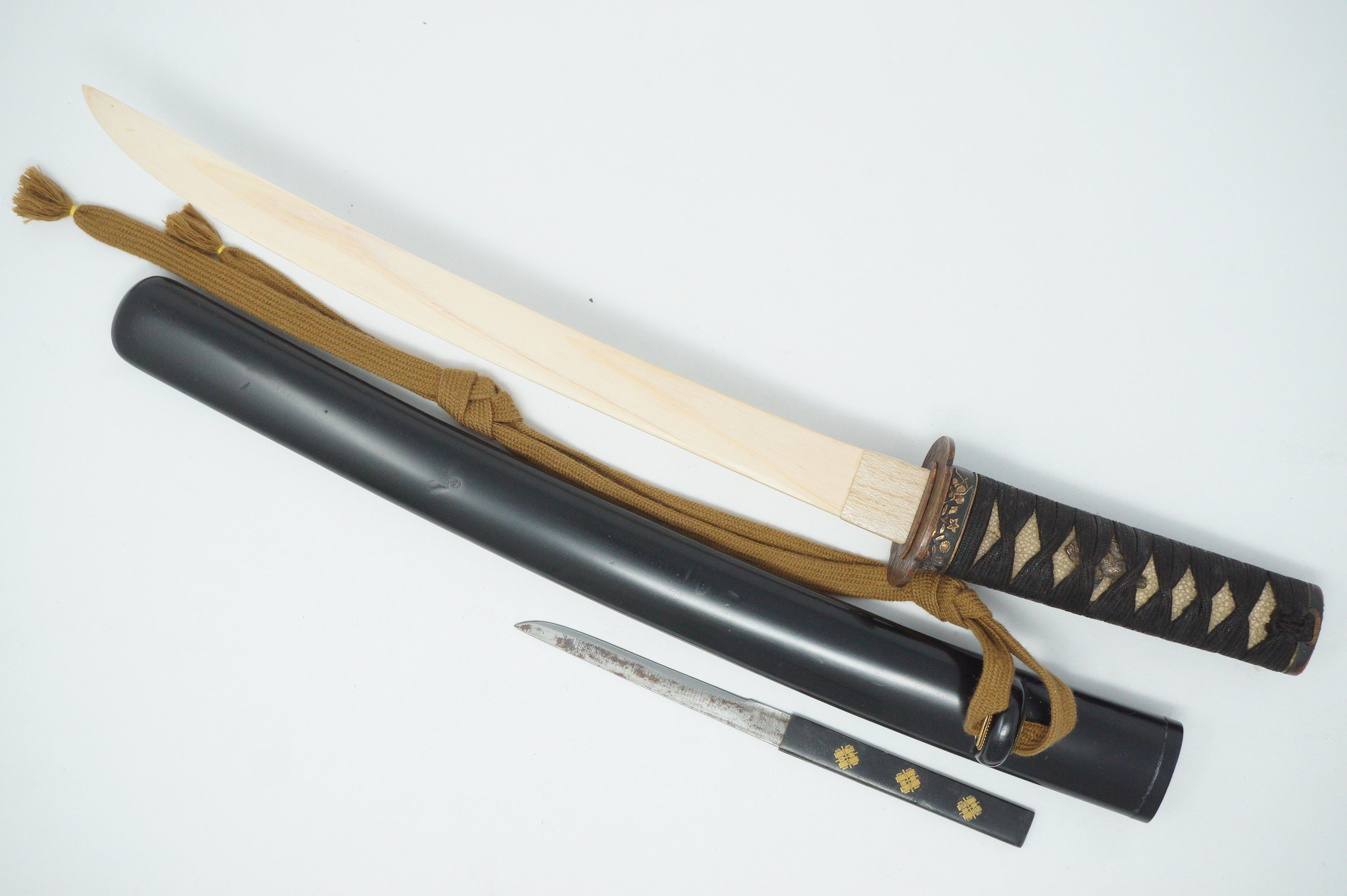 Antikes Wakizashi-Schwert, komplett mit Holzklinge, Kozuka-Messer und Originaltasche 0817D15