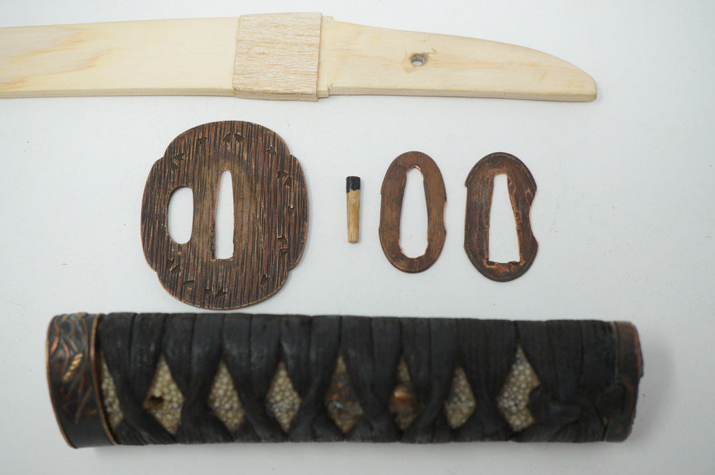 Antikes Wakizashi-Schwert, komplett mit Holzklinge, Kozuka-Messer und Originaltasche 0817D15