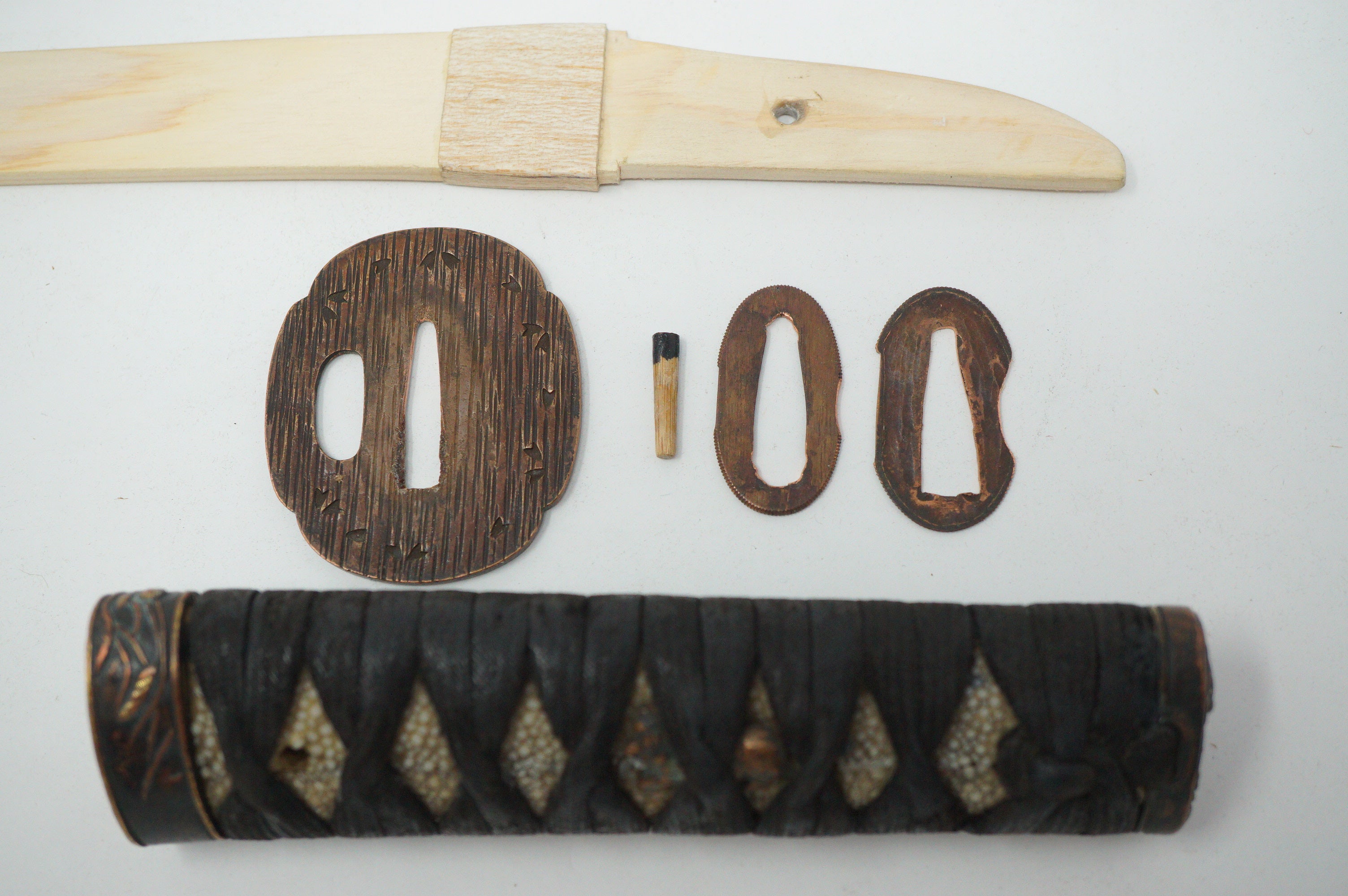 Antikes Wakizashi-Schwert, komplett mit Holzklinge, Kozuka-Messer und Originaltasche 0817D15
