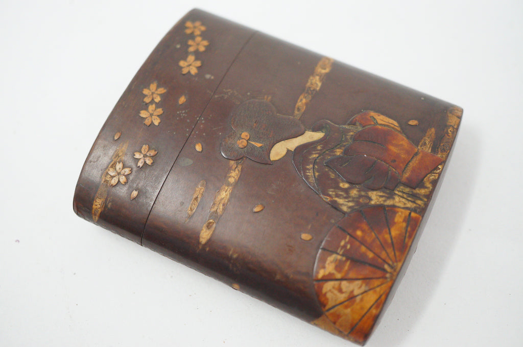 Koffer aus japanischer Kirschbaumrinde – traditionell gekleidete Frau 0602D16