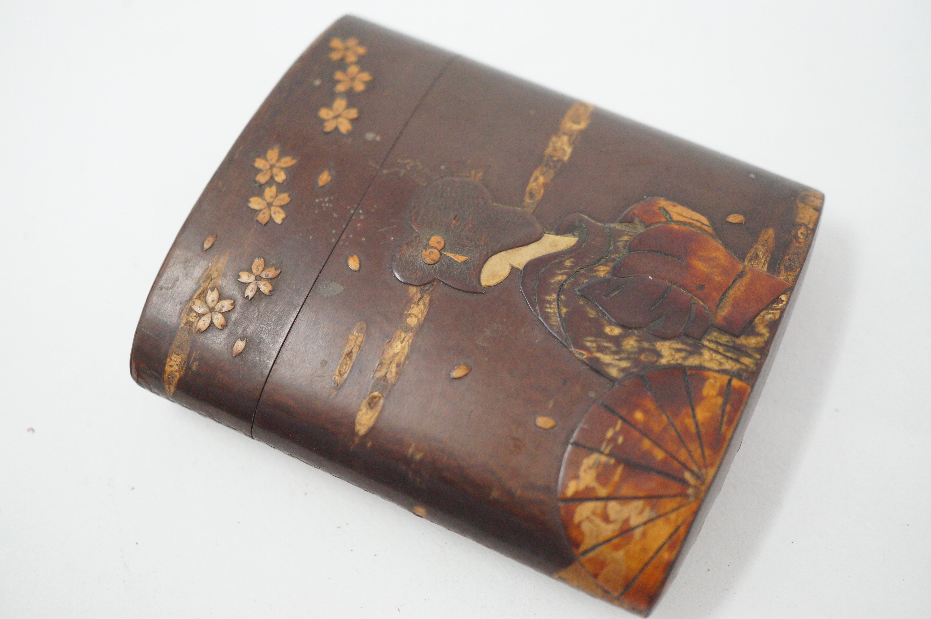 Koffer aus japanischer Kirschbaumrinde – traditionell gekleidete Frau 0602D16