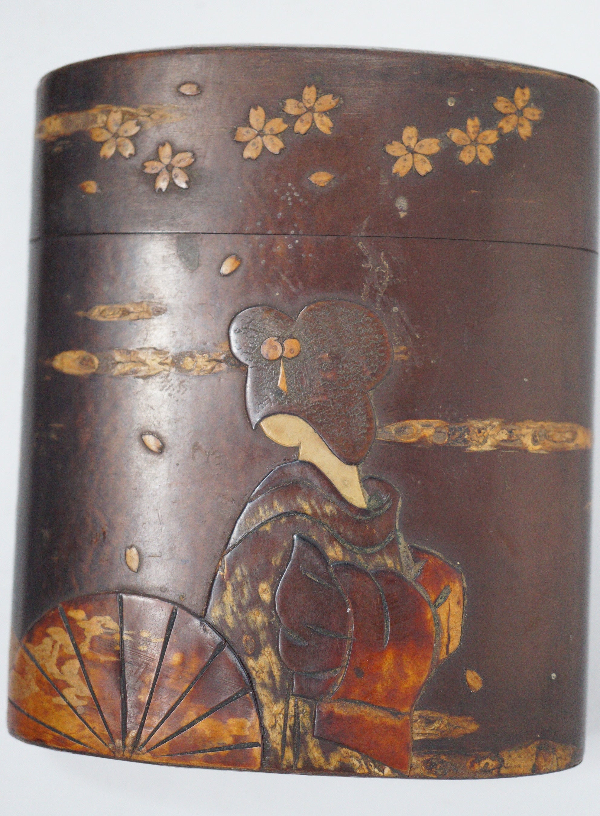 Koffer aus japanischer Kirschbaumrinde – traditionell gekleidete Frau 0602D16