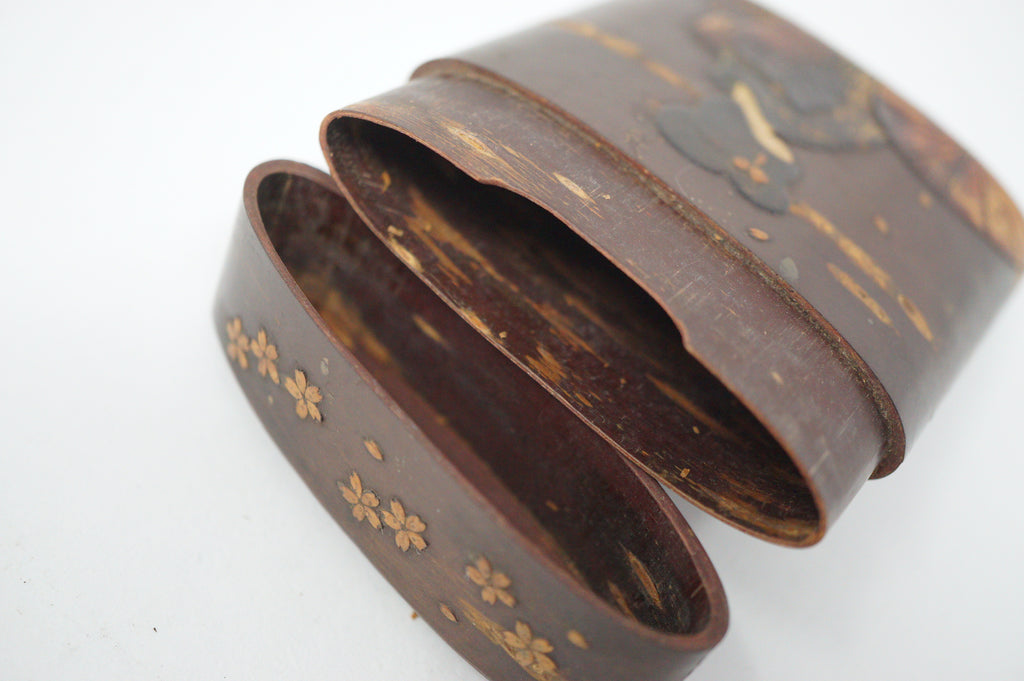 Koffer aus japanischer Kirschbaumrinde – traditionell gekleidete Frau 0602D16