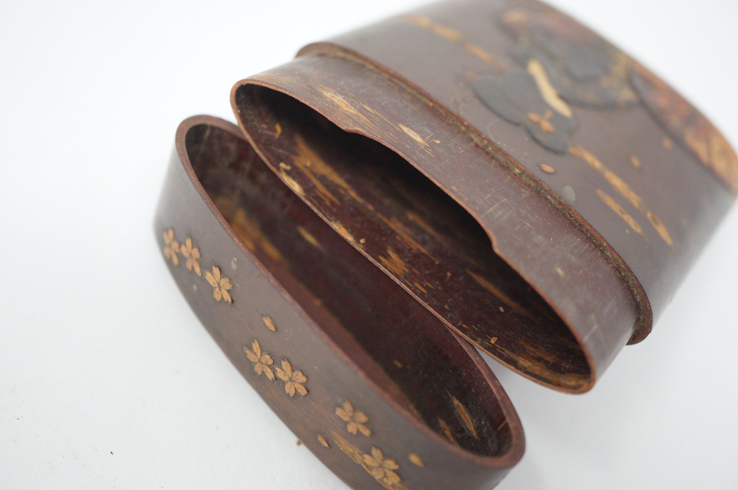 Koffer aus japanischer Kirschbaumrinde – traditionell gekleidete Frau 0602D16