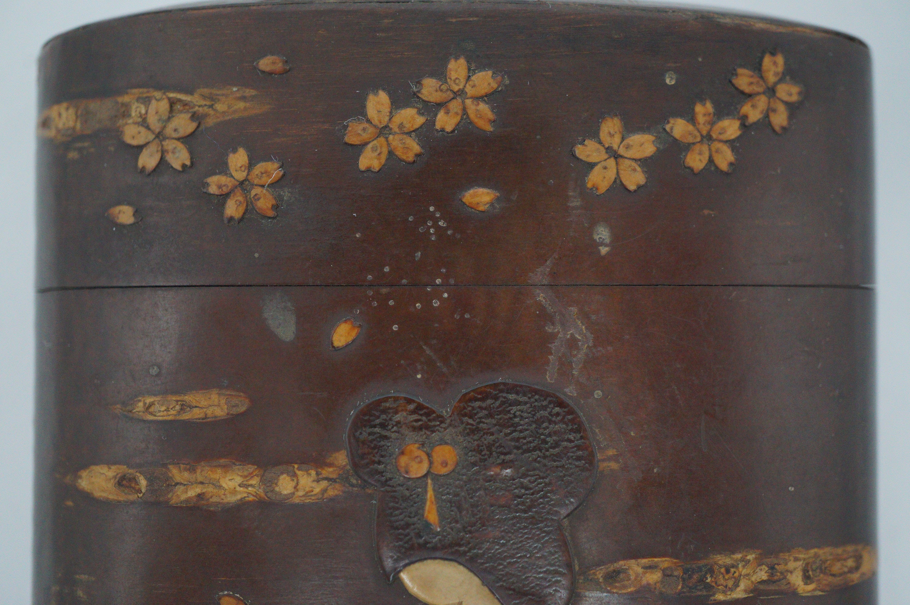 Koffer aus japanischer Kirschbaumrinde – traditionell gekleidete Frau 0602D16
