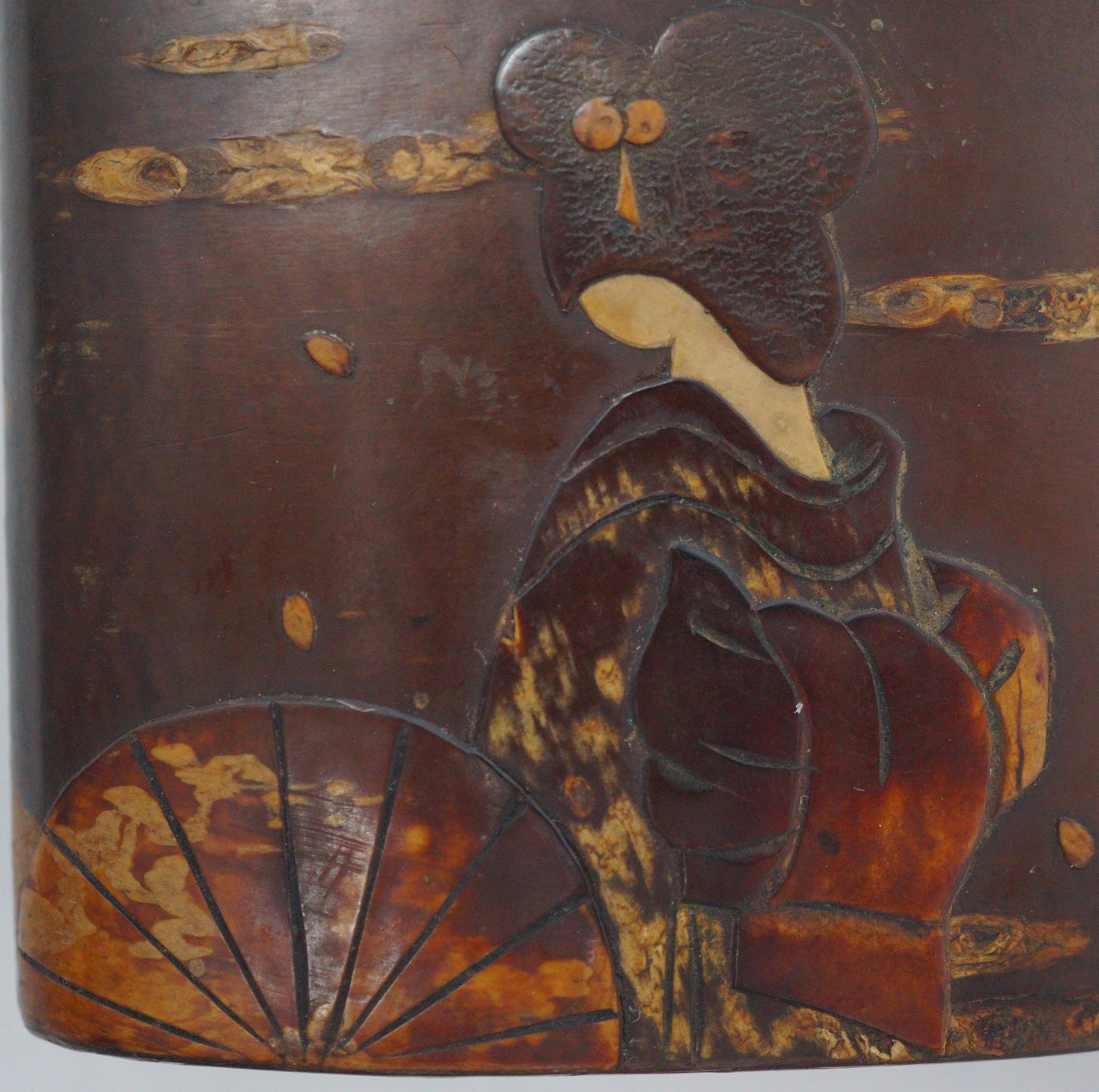 Koffer aus japanischer Kirschbaumrinde – traditionell gekleidete Frau 0602D16