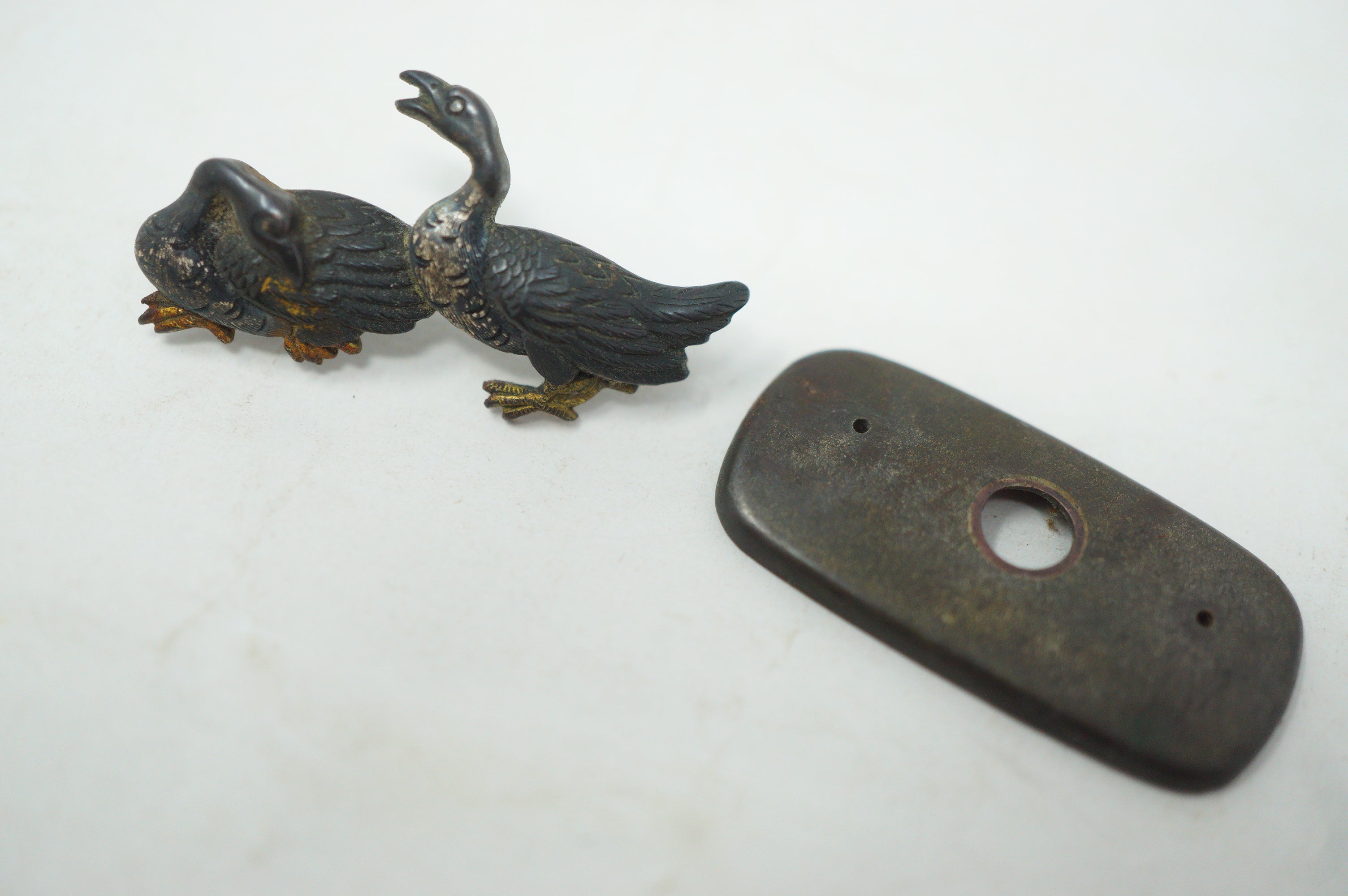 Japanischer Mae-Kanagu für Tabakbeutel, Frontbeschlag im Enten-Design, Original aus Japan 0310F19