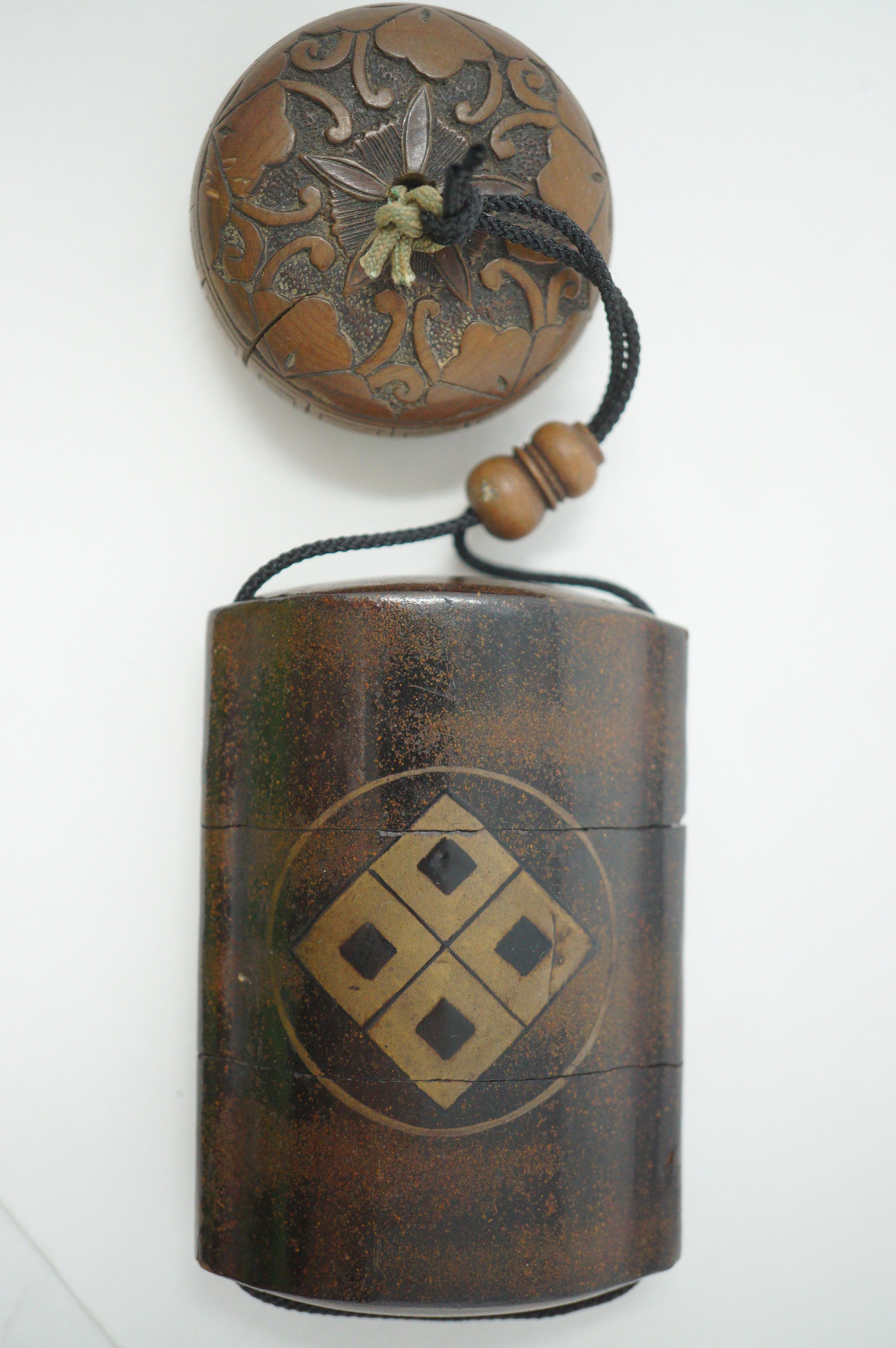 Antique Inro with Tiger & Family Crest Motives & Fine Wooden Netsuke from Japan 1108D1
