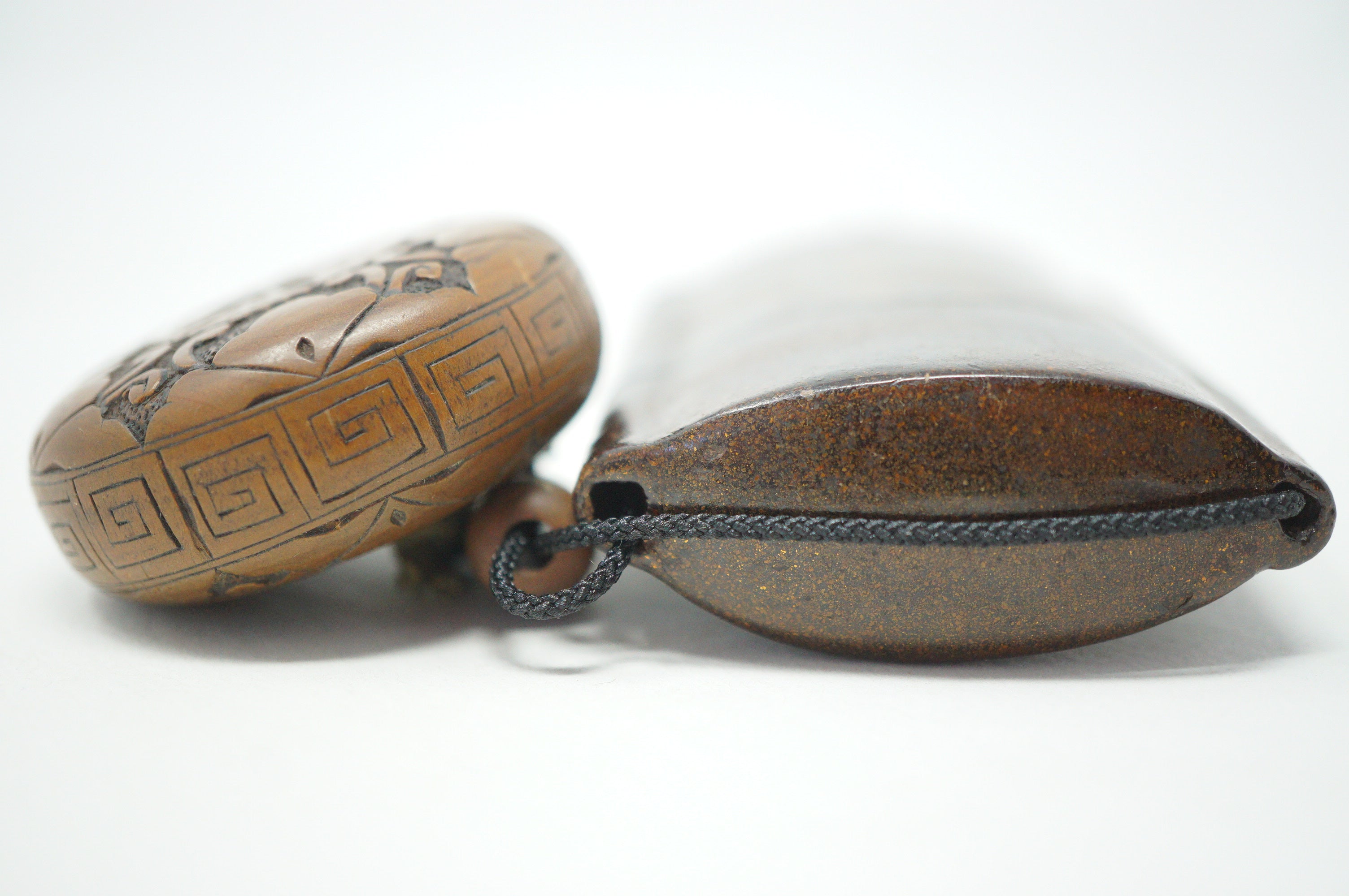 Antique Inro with Tiger & Family Crest Motives & Fine Wooden Netsuke from Japan 1108D1