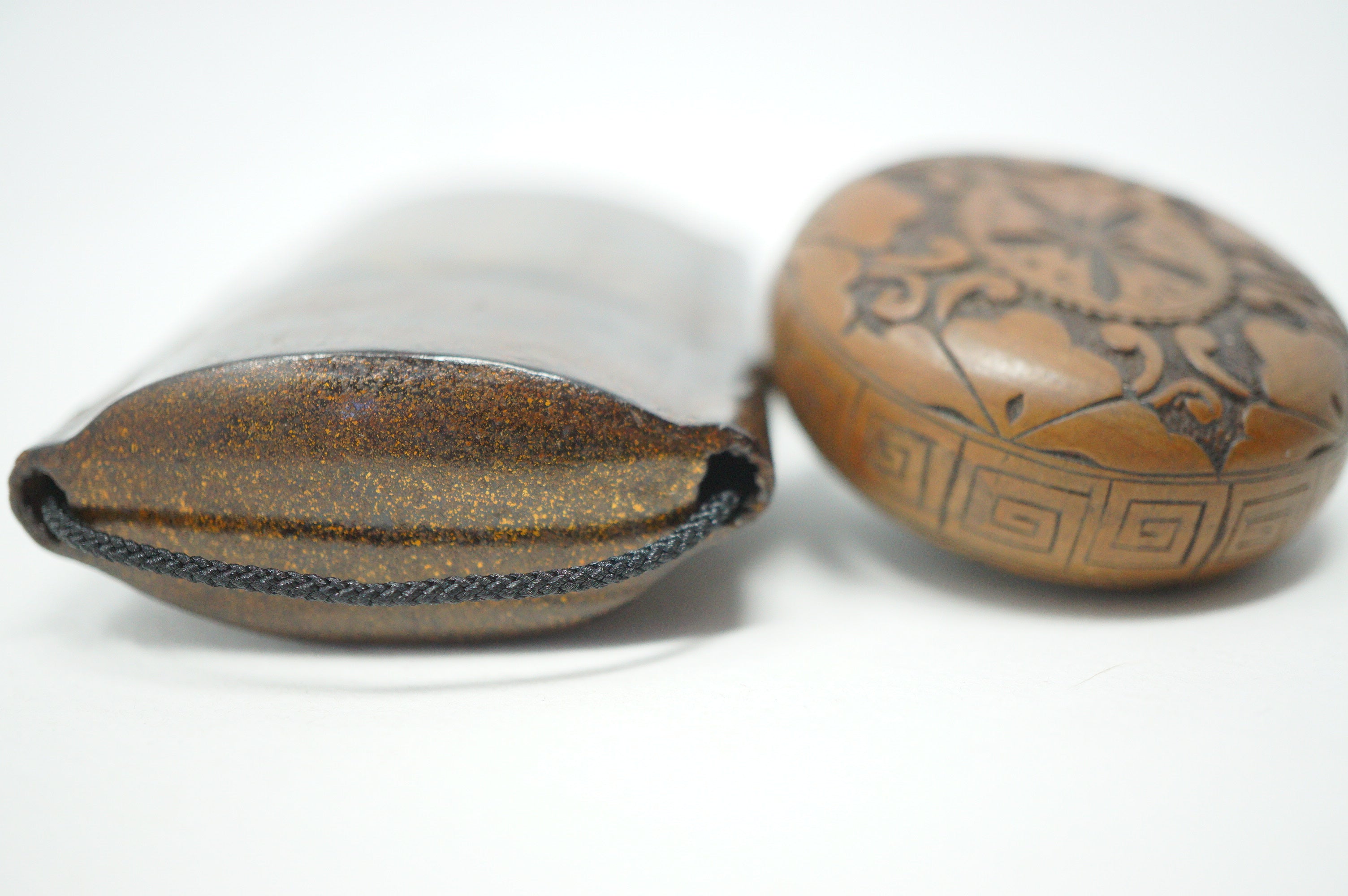 Antique Inro with Tiger & Family Crest Motives & Fine Wooden Netsuke from Japan 1108D1
