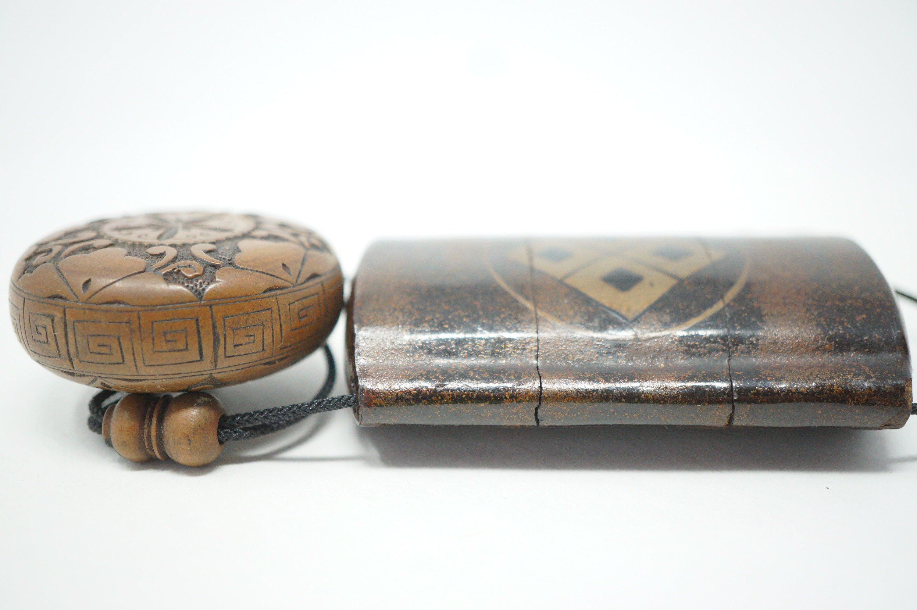 Antique Inro with Tiger & Family Crest Motives & Fine Wooden Netsuke from Japan 1108D1
