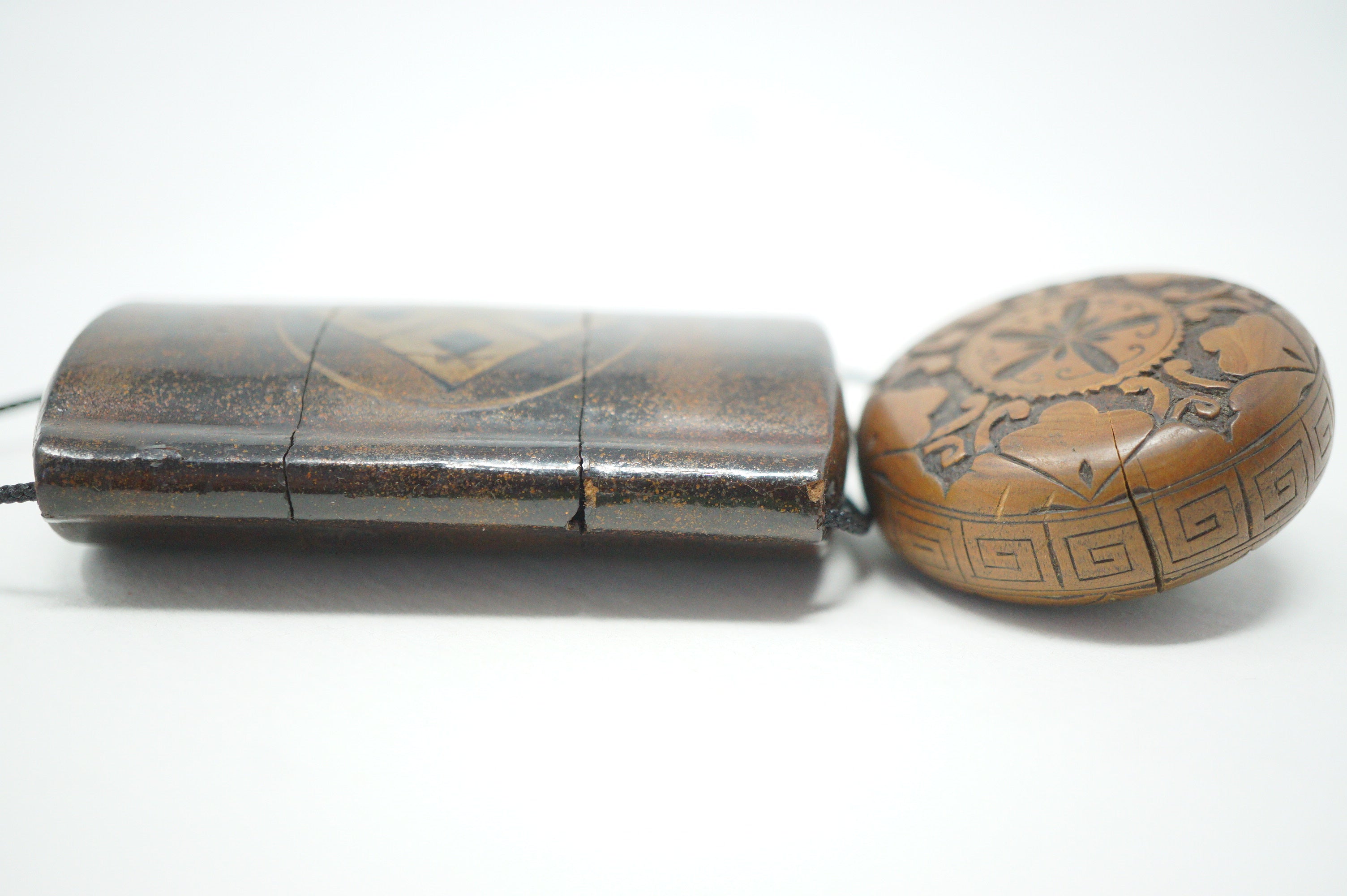 Antique Inro with Tiger & Family Crest Motives & Fine Wooden Netsuke from Japan 1108D1