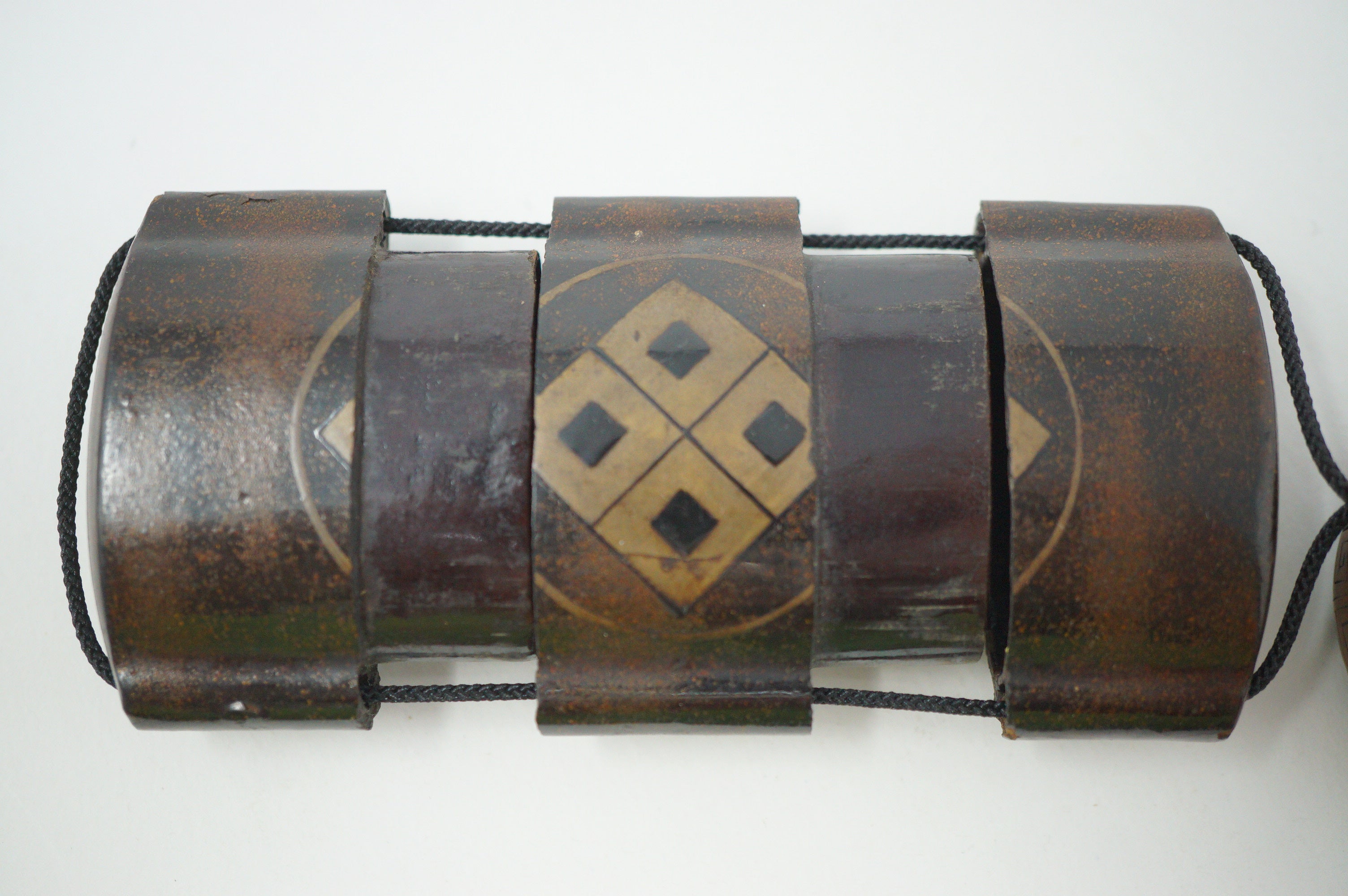 Antique Inro with Tiger & Family Crest Motives & Fine Wooden Netsuke from Japan 1108D1