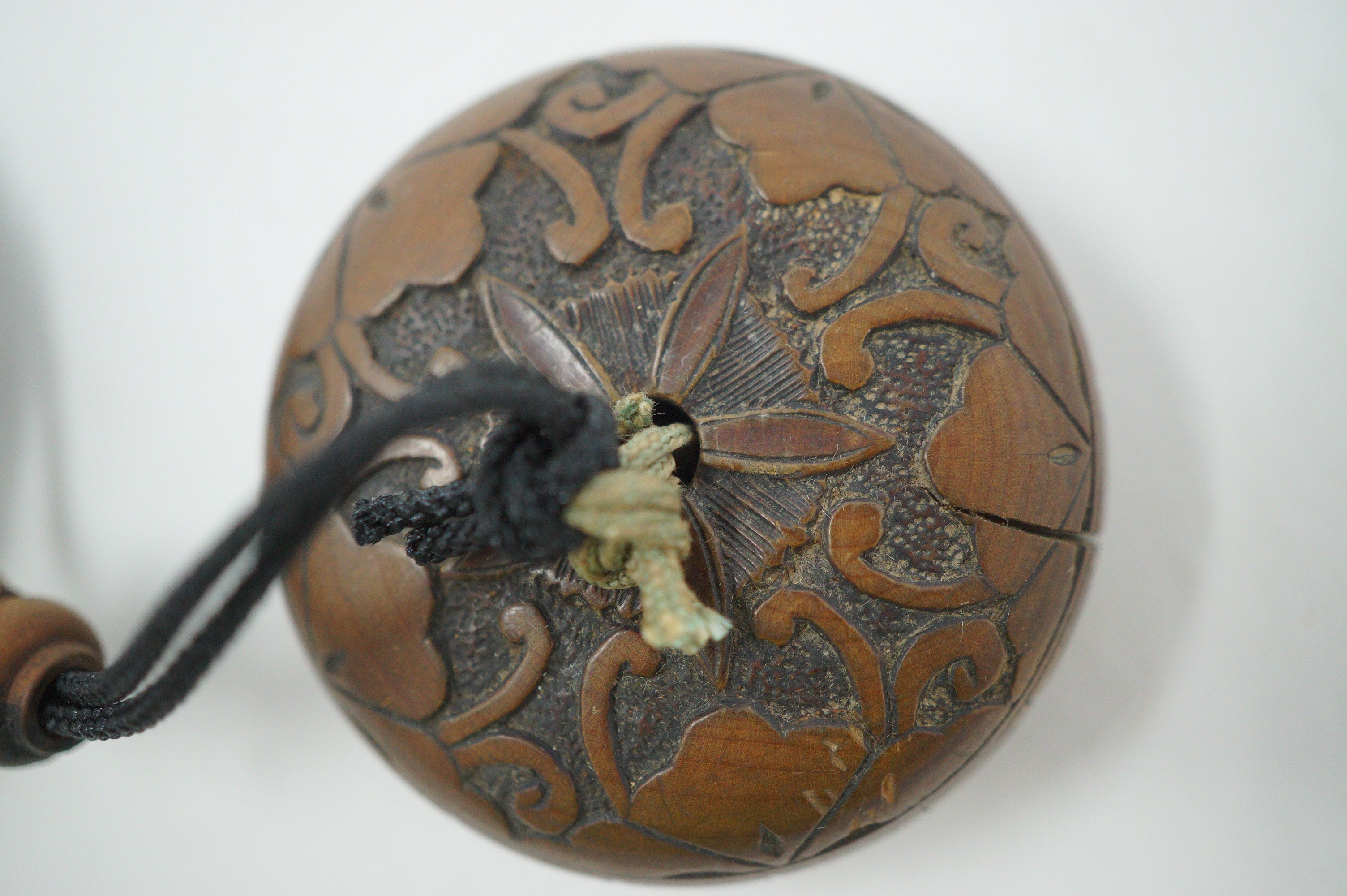 Antique Inro with Tiger & Family Crest Motives & Fine Wooden Netsuke from Japan 1108D1