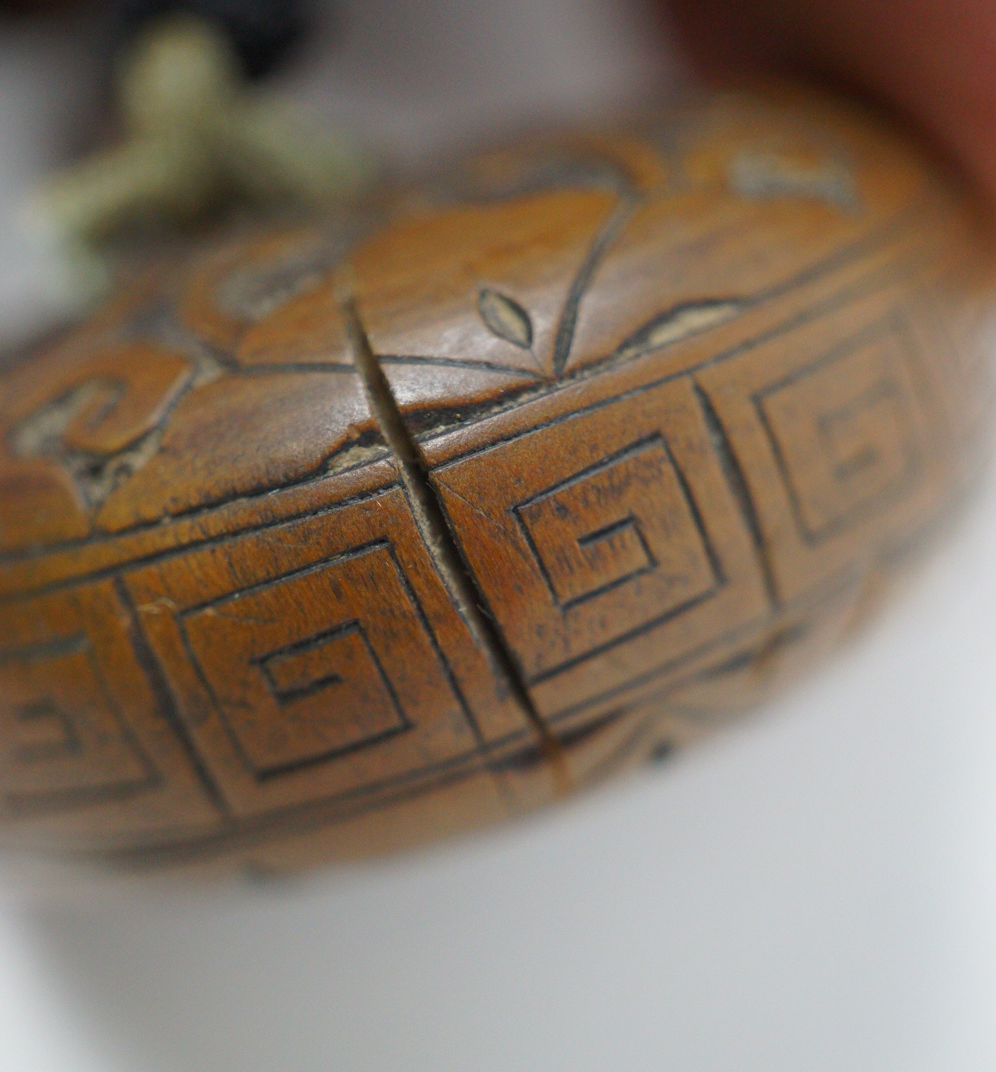 Antique Inro with Tiger & Family Crest Motives & Fine Wooden Netsuke from Japan 1108D1
