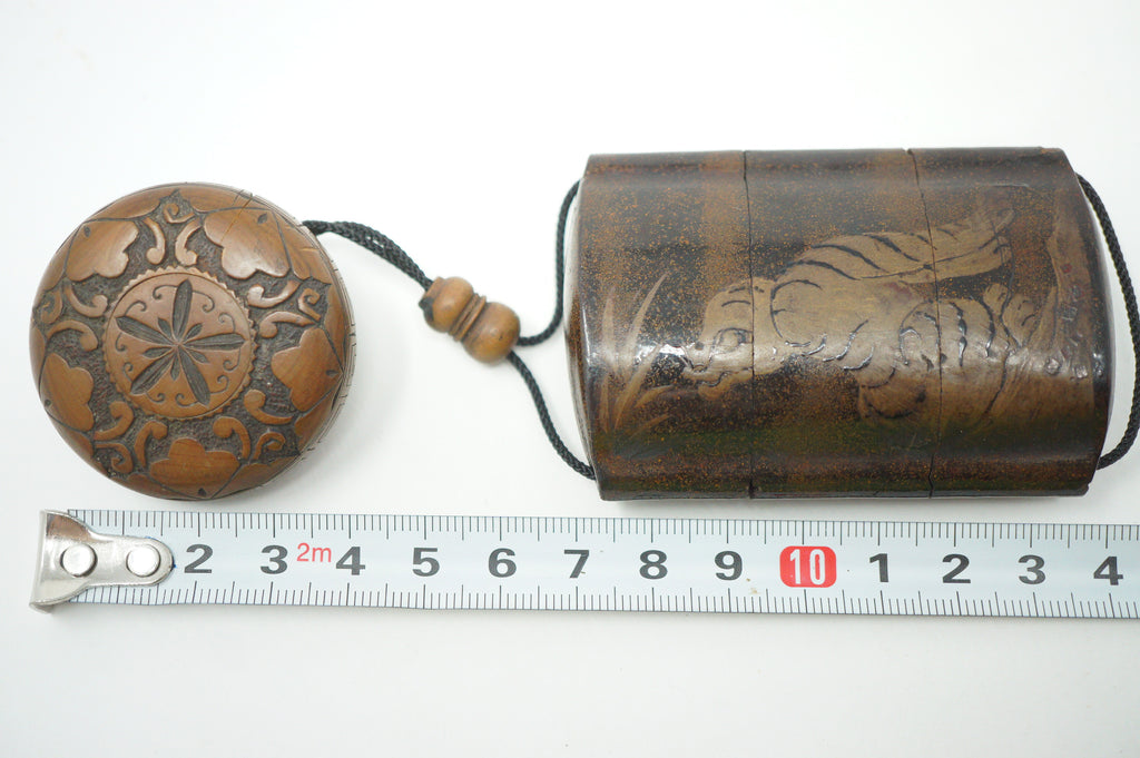 Antique Inro with Tiger & Family Crest Motives & Fine Wooden Netsuke from Japan 1108D1