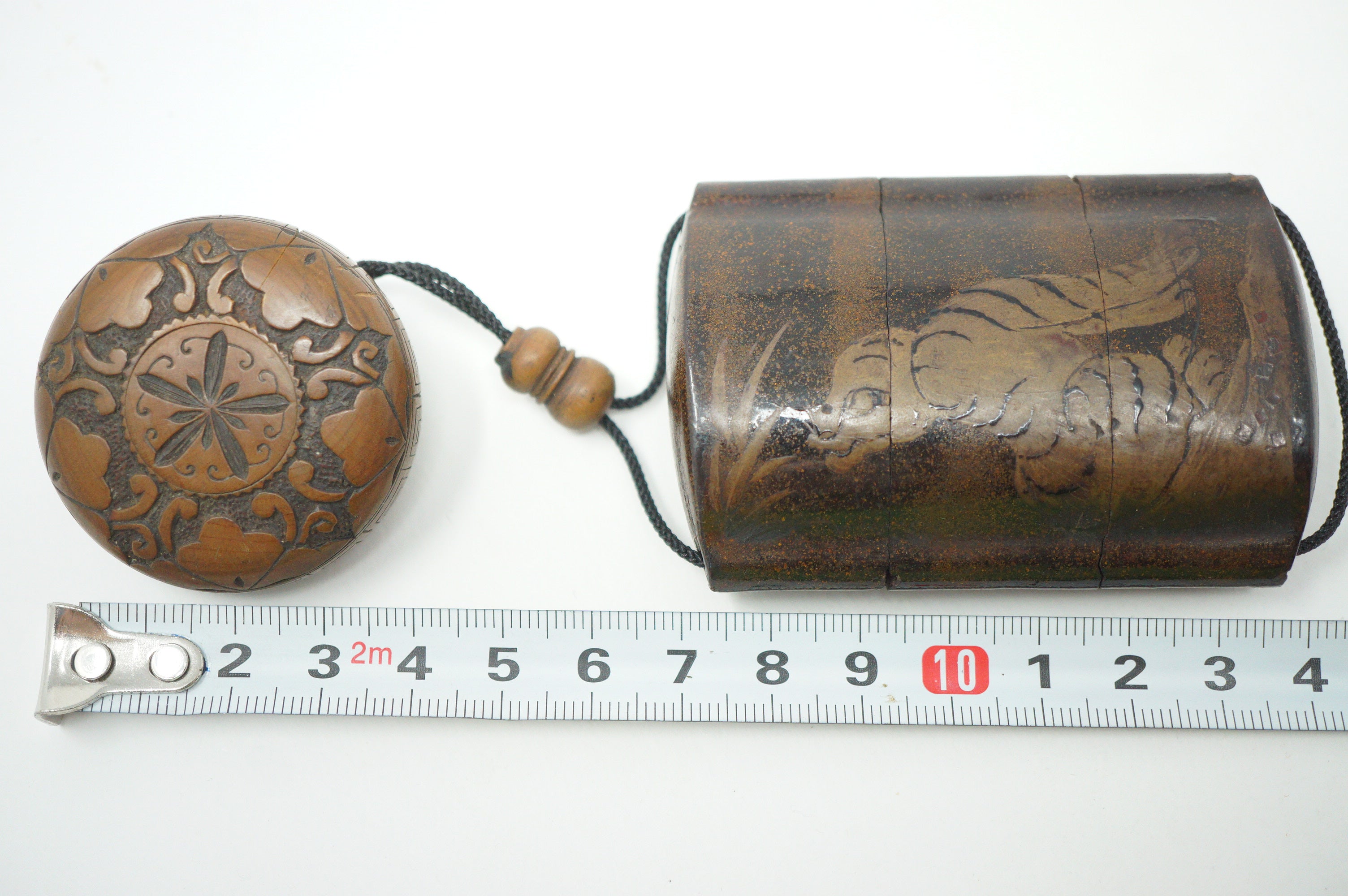 Antique Inro with Tiger & Family Crest Motives & Fine Wooden Netsuke from Japan 1108D1