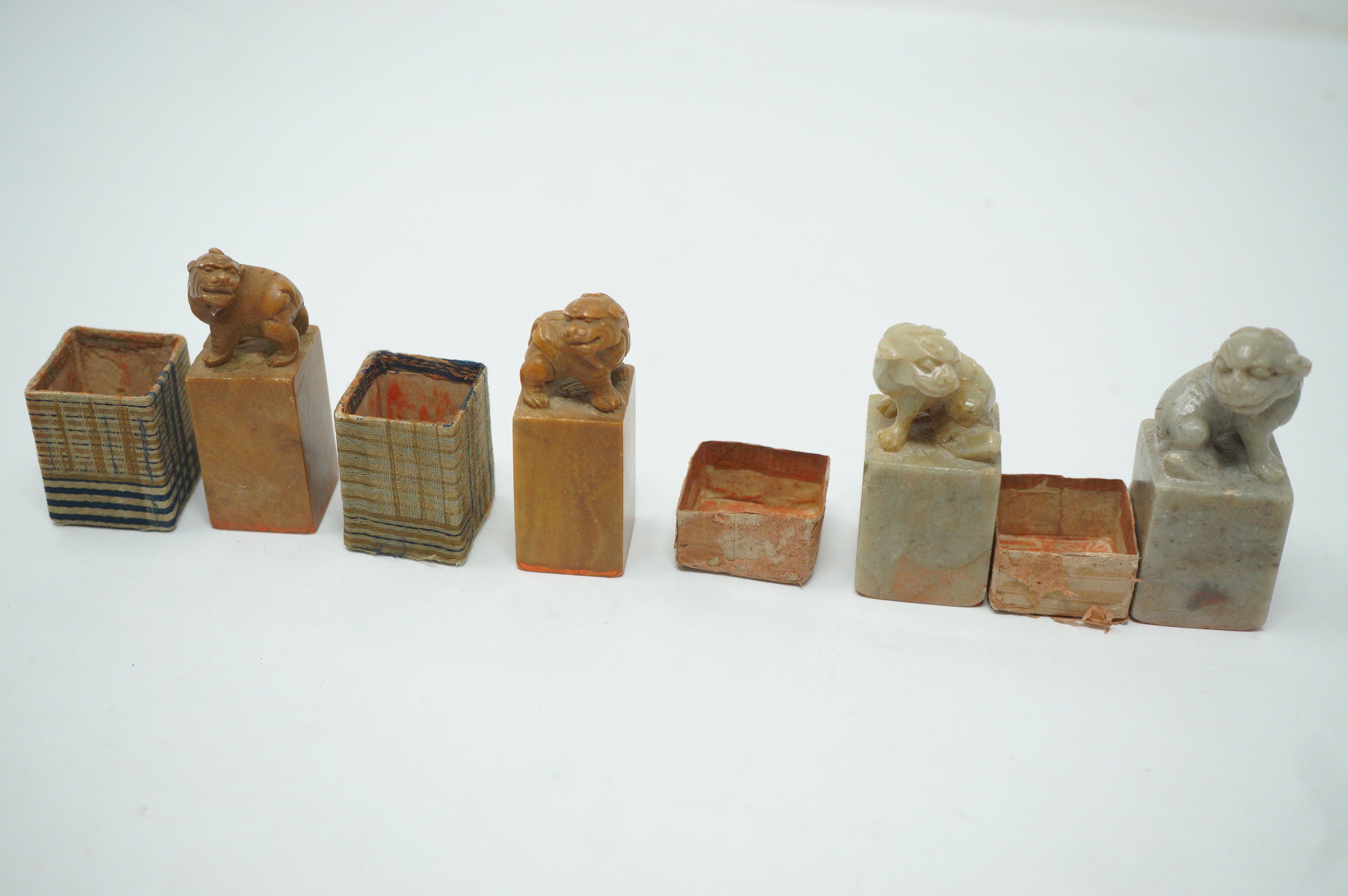 Fein gearbeitete Hanko-Siegelkollektion aus Speckstein, geschnitzt im Shishiki-Löwen-Hund-Design 0204F20