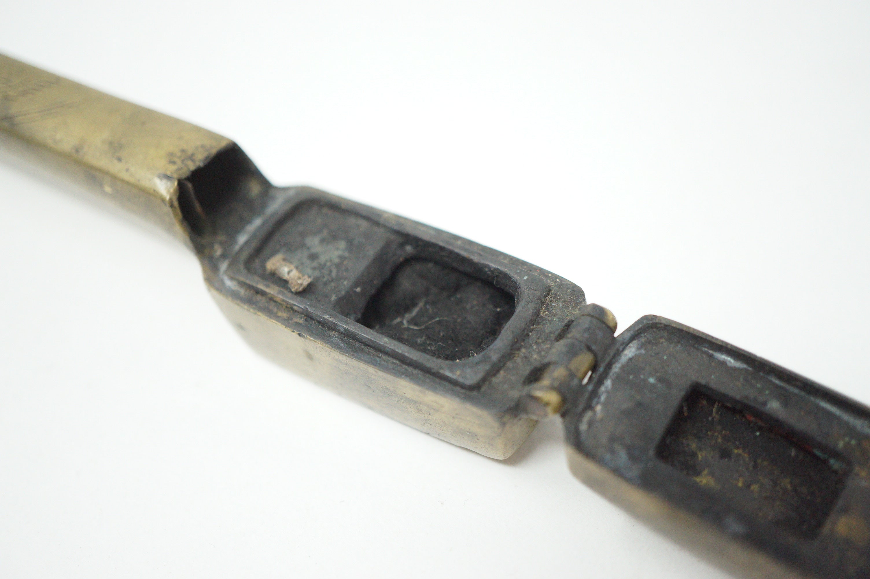 Japanischer tragbarer Yatate-Kalligraphie-Tintenbehälter aus Messing 0602D20