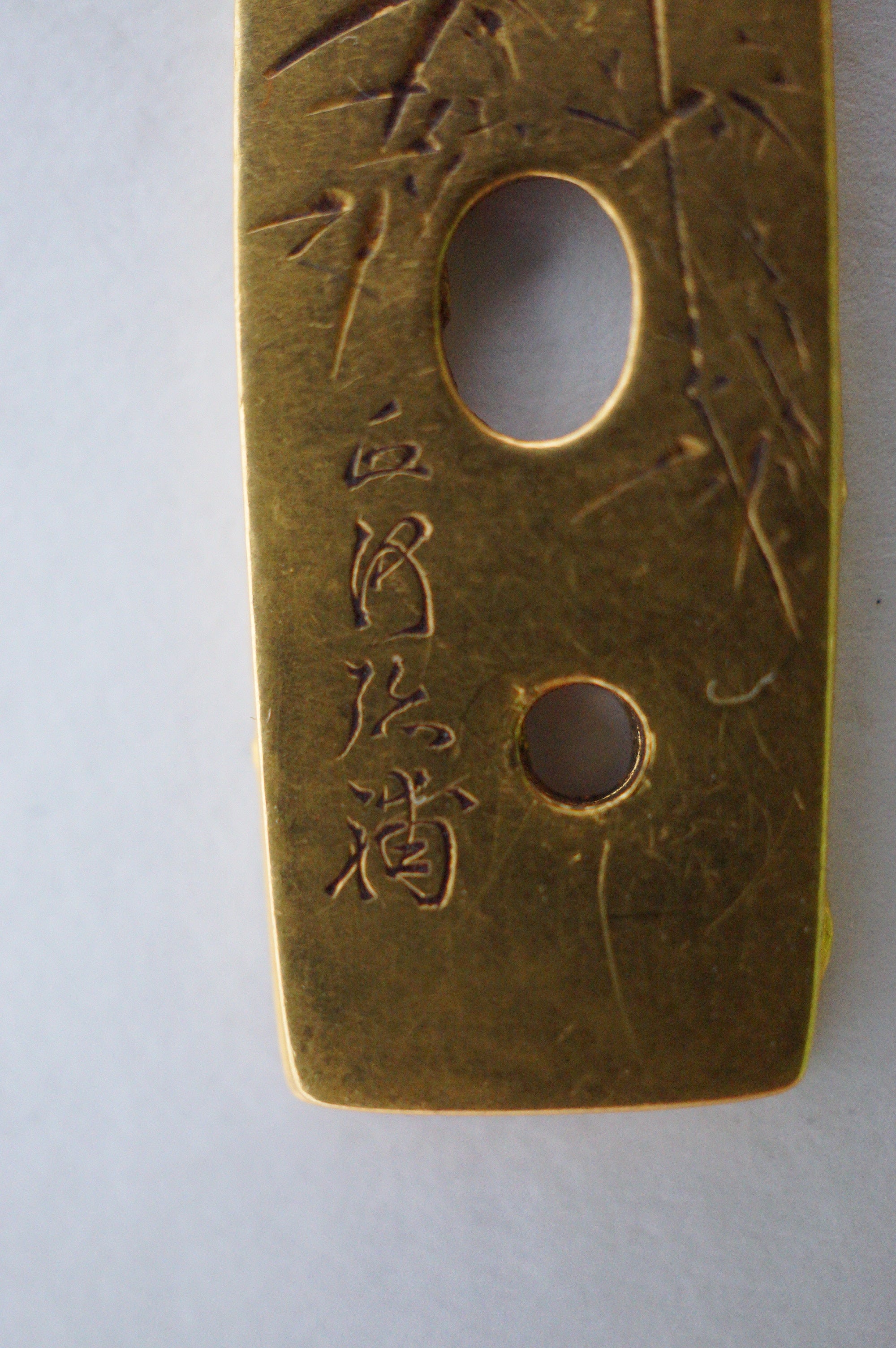 Exquisite japanische Mae-Kanagu-Tabakbeutel-Frontbeschlag im Tiger-Design, 4,5 g Massivgold und signiert 0619E21