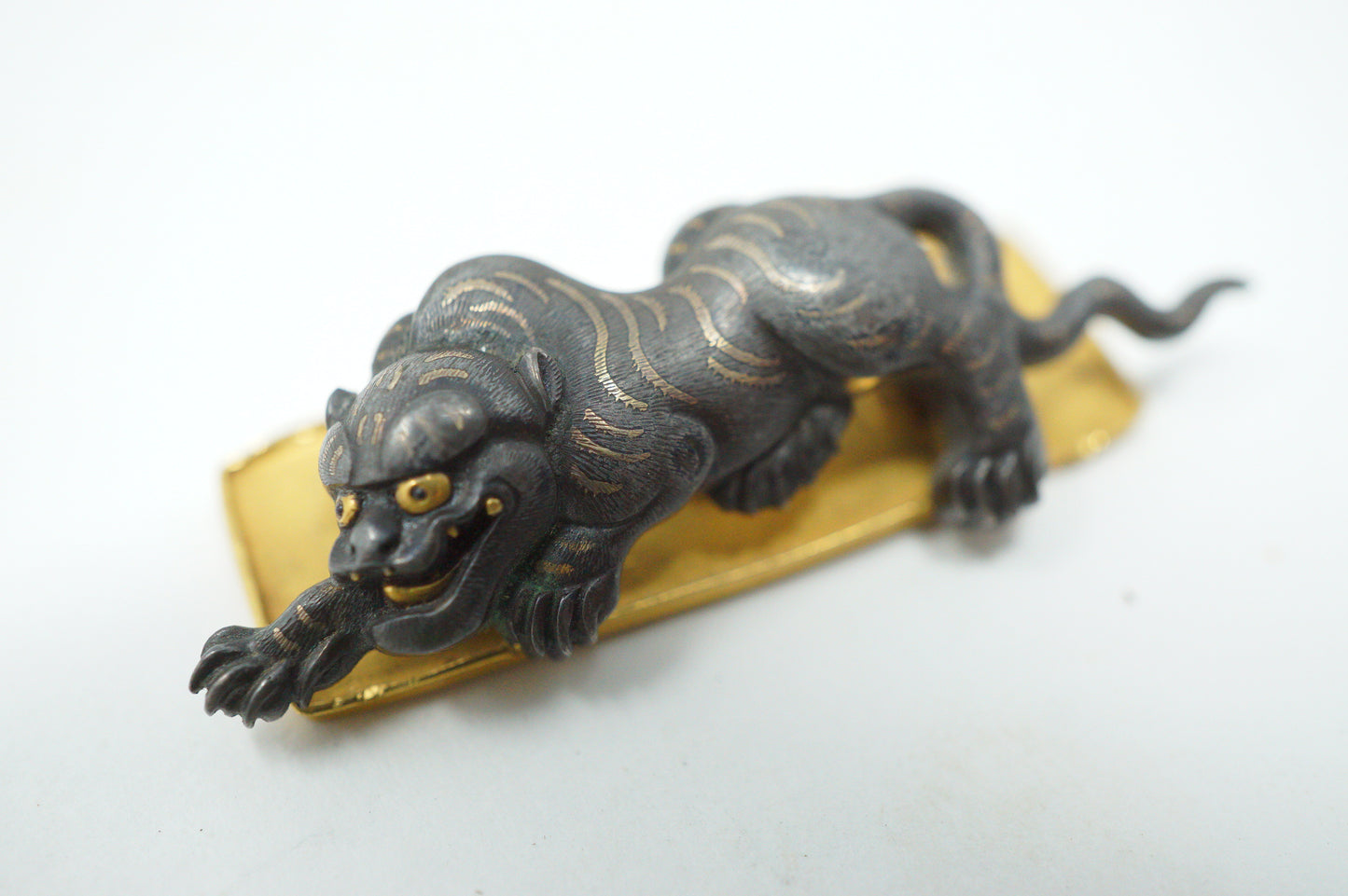 Japanese Exquisite Mae-Kanagu Tobacco Ire Bag Front Fitting in Tiger Design 4.5g Solid Gold & Signed 0619E21