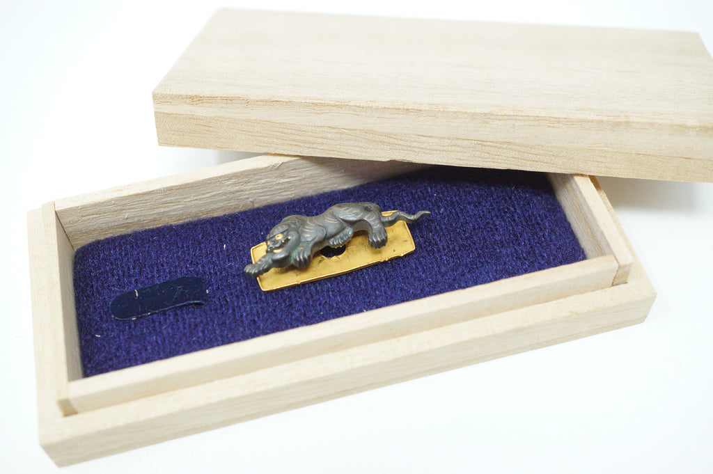 Exquisite japanische Mae-Kanagu-Tabakbeutel-Frontbeschlag im Tiger-Design, 4,5 g Massivgold und signiert 0619E21