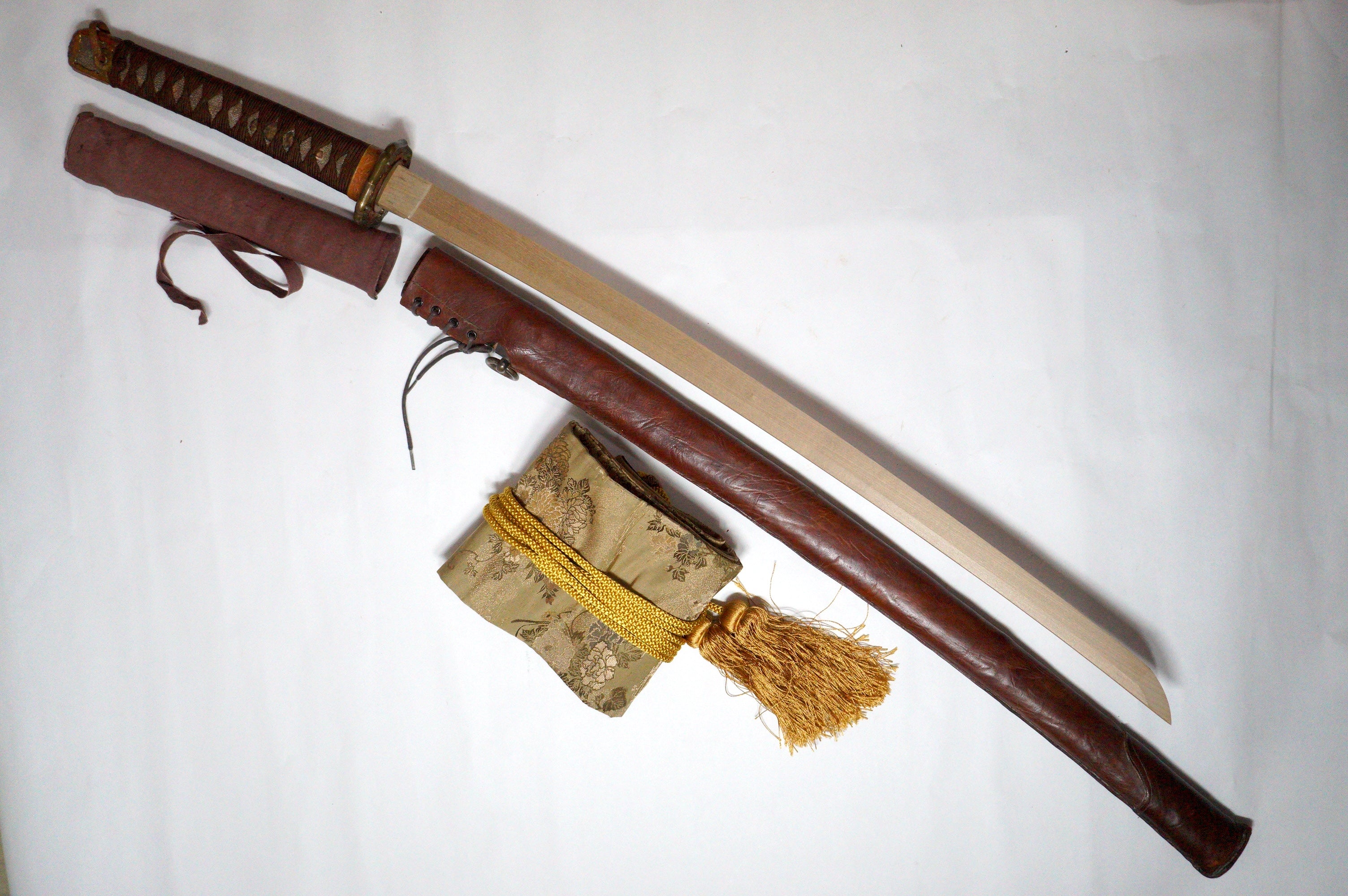 Japanese Gunto Katana Longsword 2. WW Original incl. Wooden Blade & fine Silk Bag 0428F28