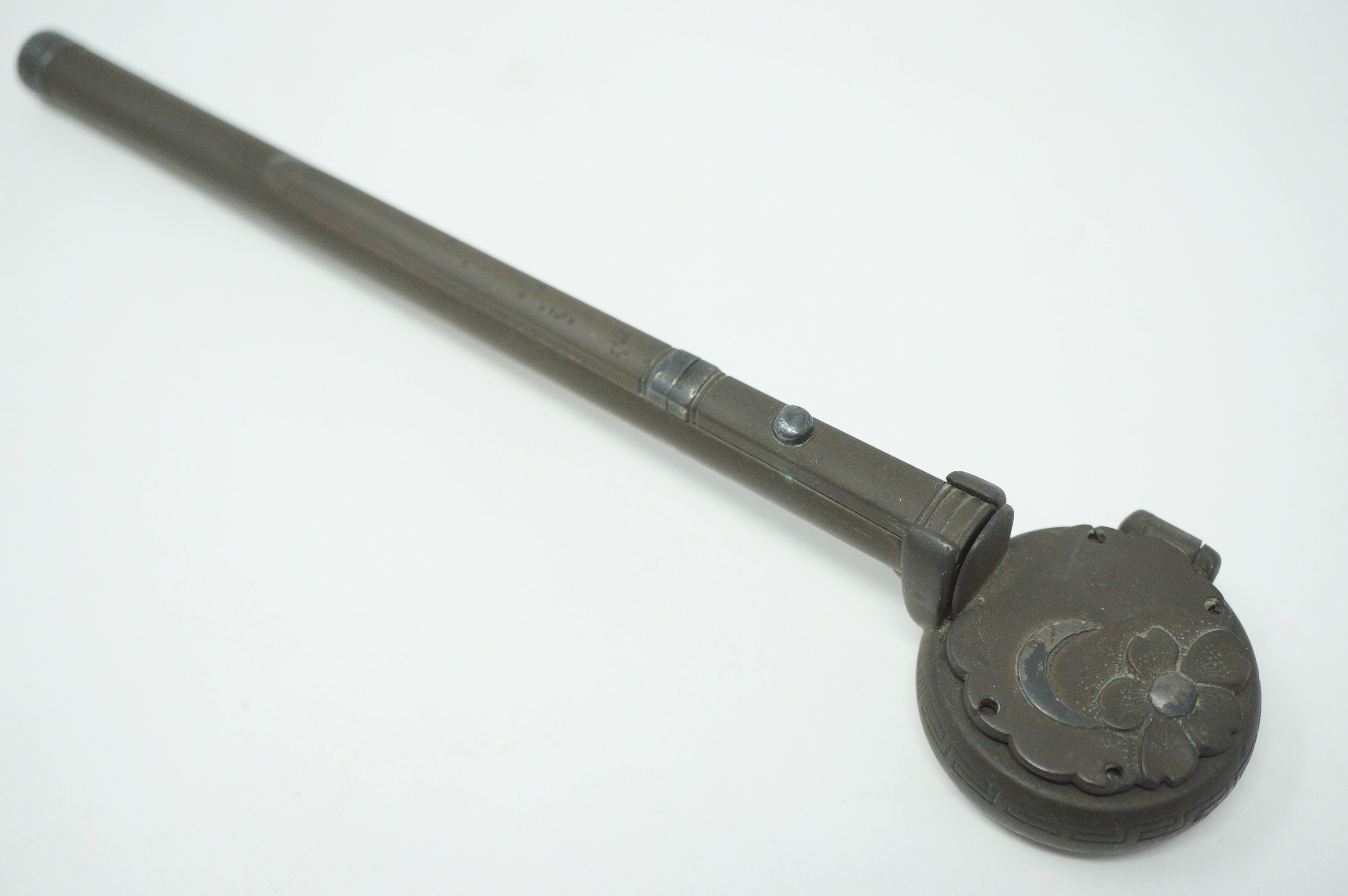 Japanischer Yatate-Tintenbehälter inkl. Messer mit wunderschönem Mondblumen-Design und Signatur aus Japan 1214D30 