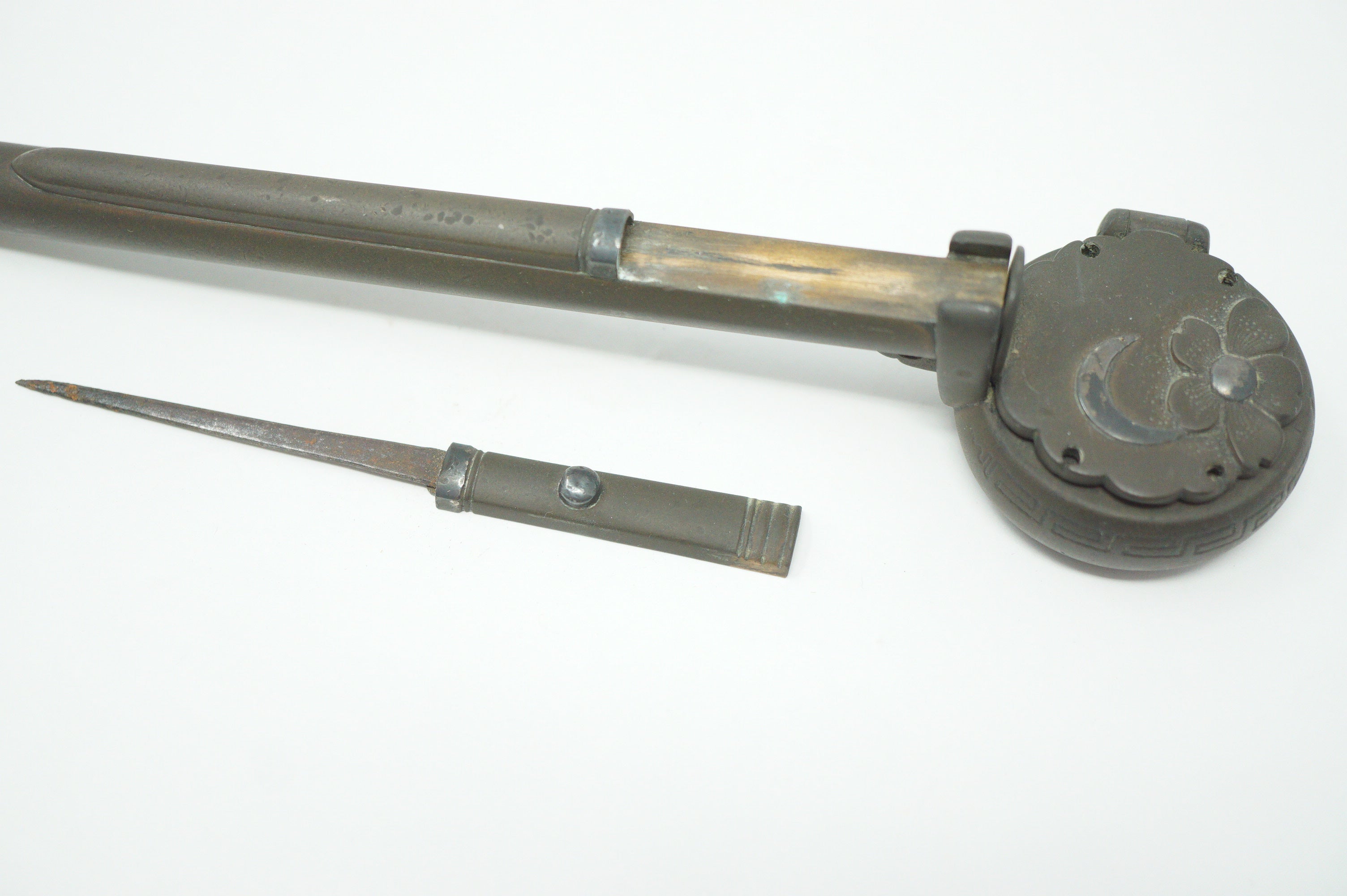 Japanischer Yatate-Tintenbehälter inkl. Messer mit wunderschönem Mondblumen-Design und Signatur aus Japan 1214D30 