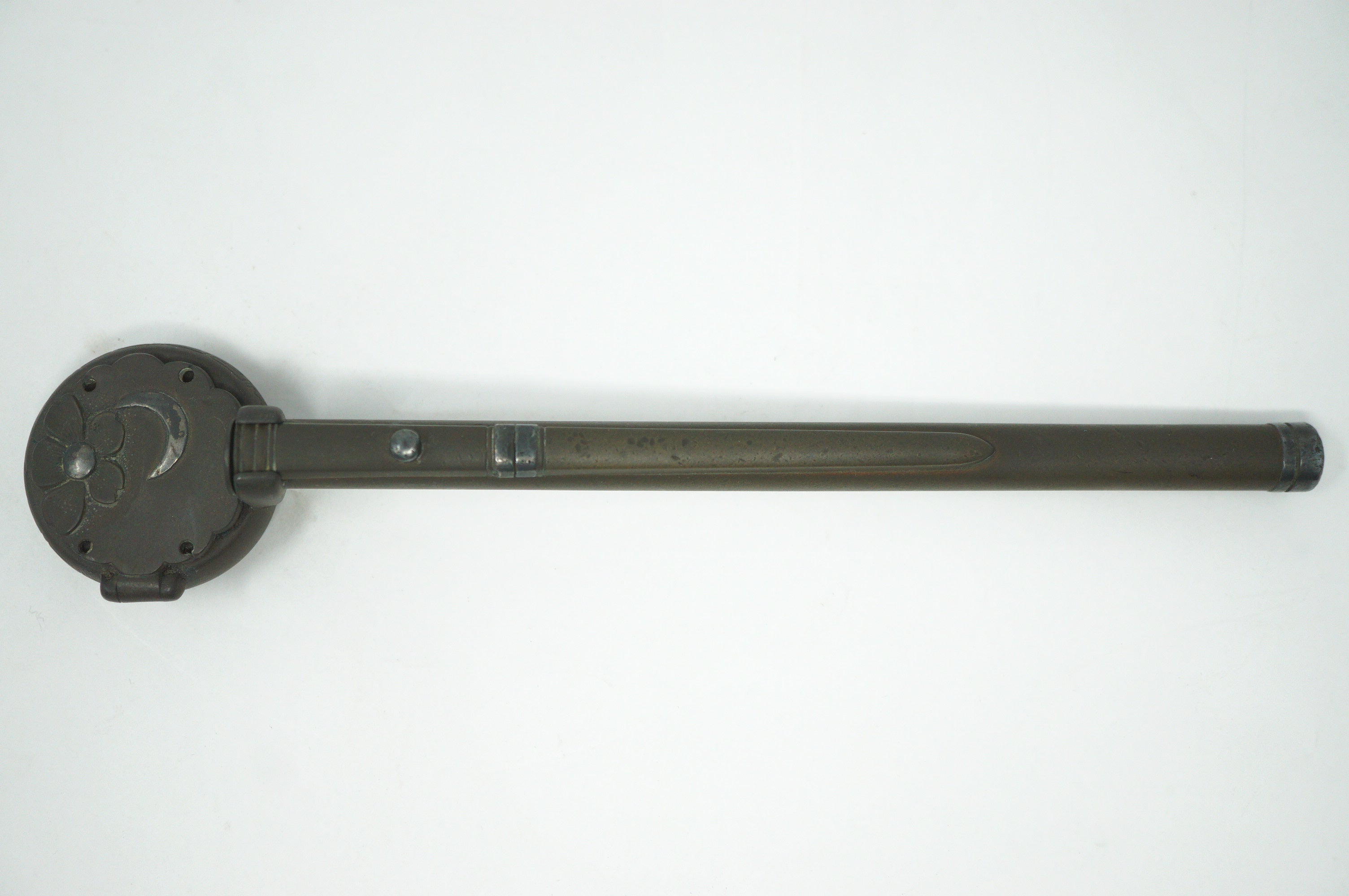 Japanischer Yatate-Tintenbehälter inkl. Messer mit wunderschönem Mondblumen-Design und Signatur aus Japan 1214D30 