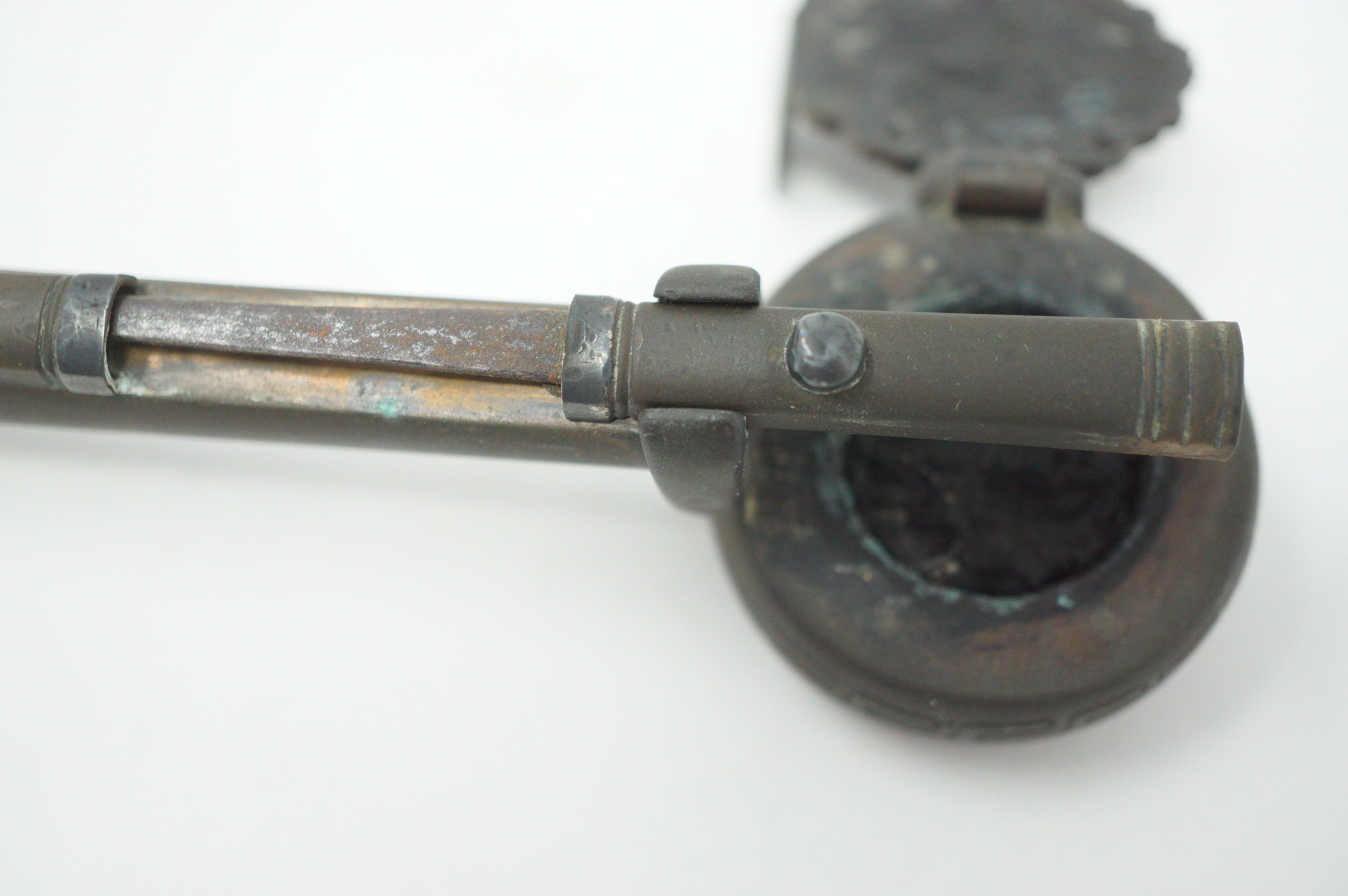 Japanischer Yatate-Tintenbehälter inkl. Messer mit wunderschönem Mondblumen-Design und Signatur aus Japan 1214D30 