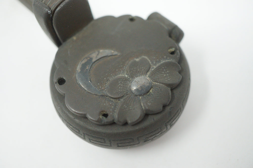Japanischer Yatate-Tintenbehälter inkl. Messer mit wunderschönem Mondblumen-Design und Signatur aus Japan 1214D30 