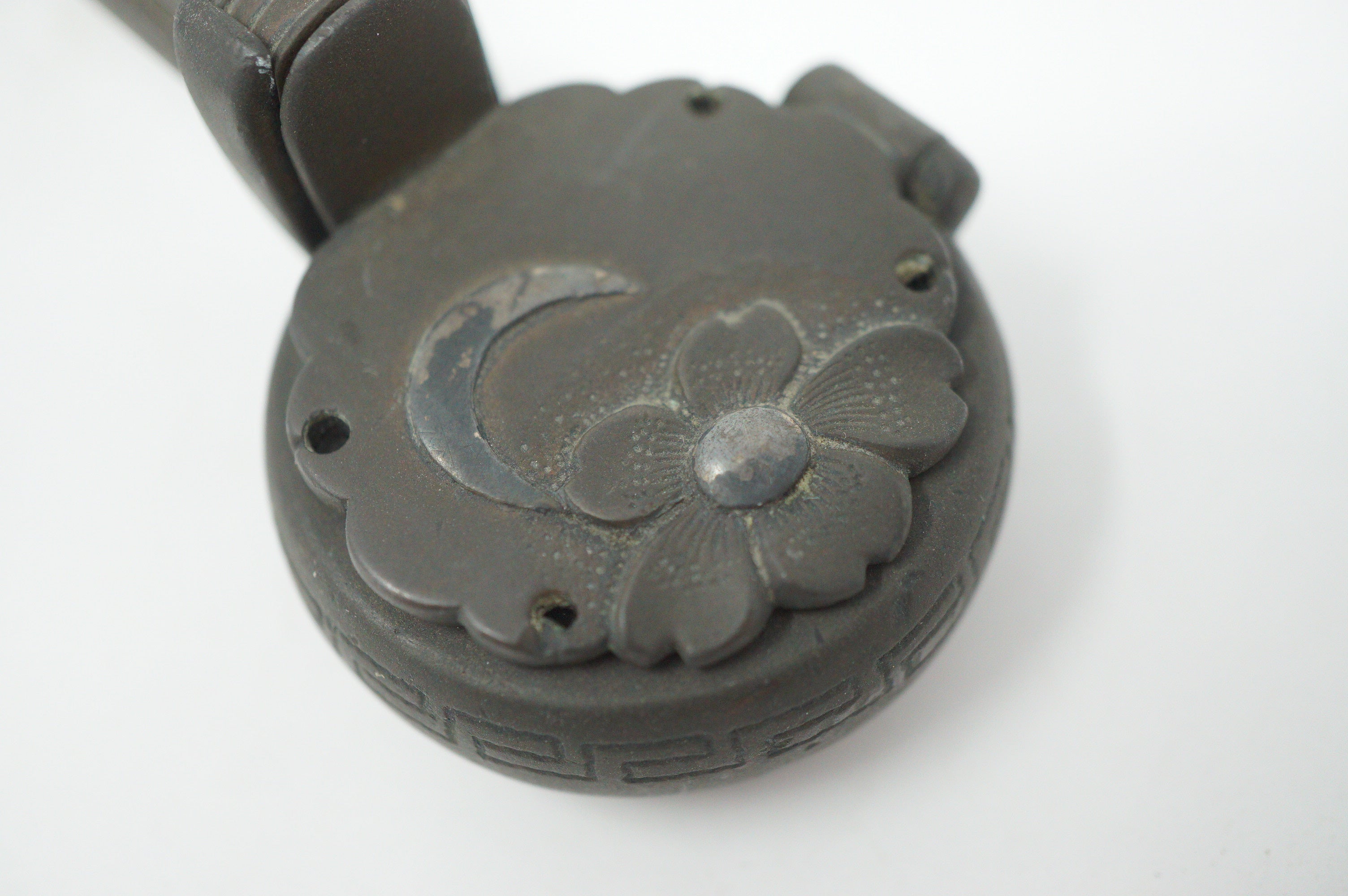 Japanischer Yatate-Tintenbehälter inkl. Messer mit wunderschönem Mondblumen-Design und Signatur aus Japan 1214D30 