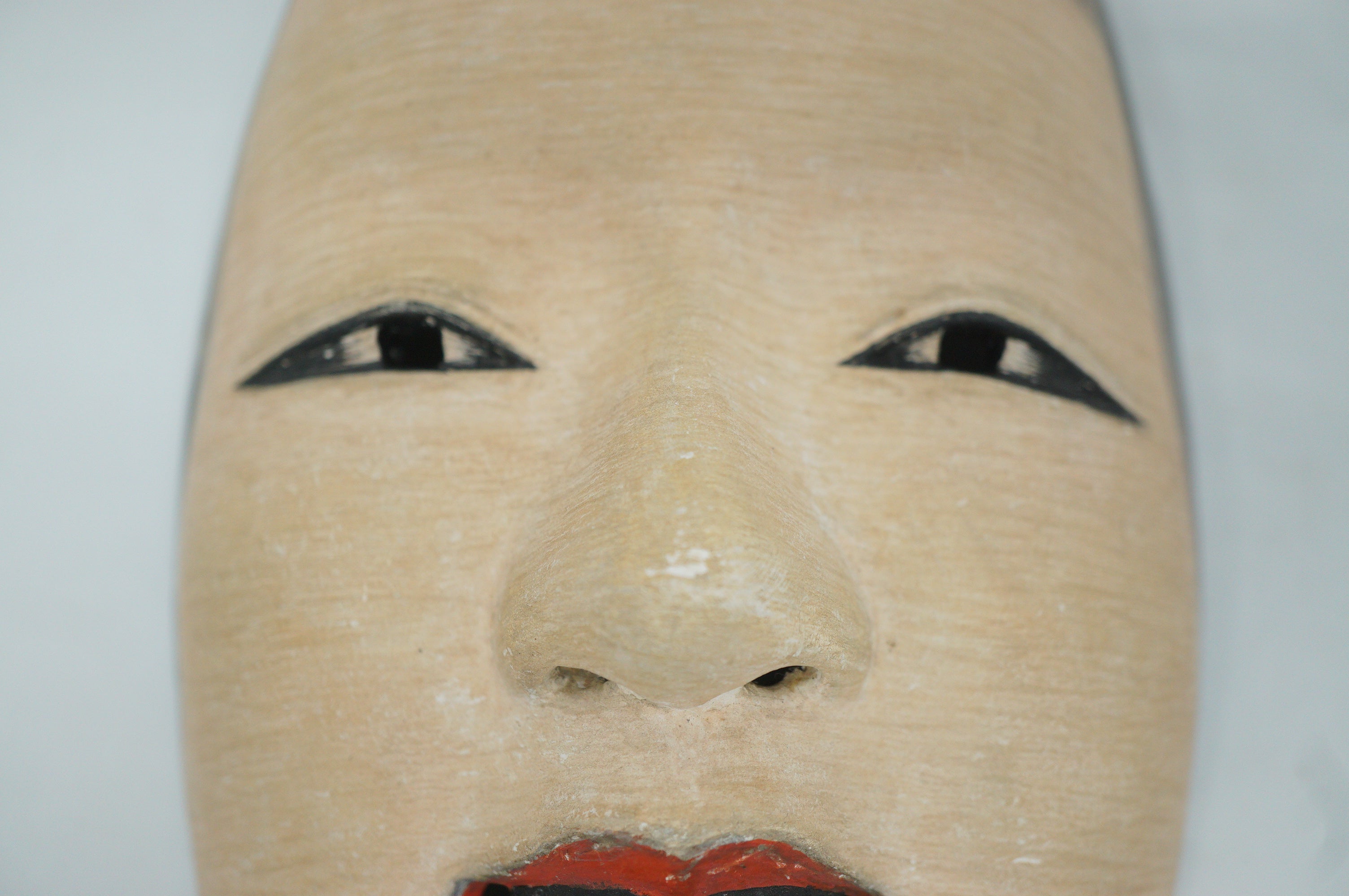 Japanische Fukai-Frauen-Noh-Theater-Holzmaske im Seidenbeutel, Original aus Japan 0425F33
