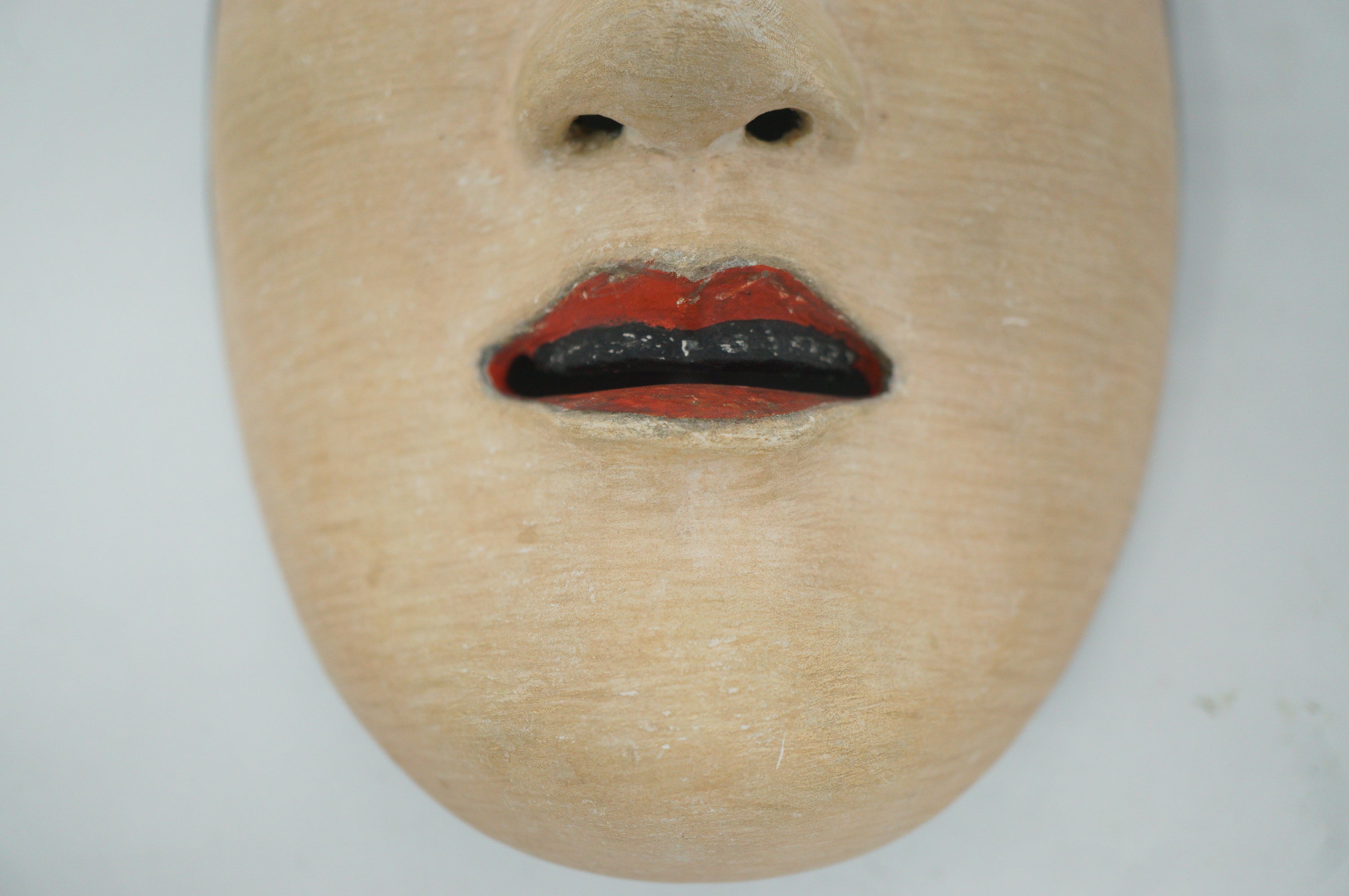 Japanische Fukai-Frauen-Noh-Theater-Holzmaske im Seidenbeutel, Original aus Japan 0425F33