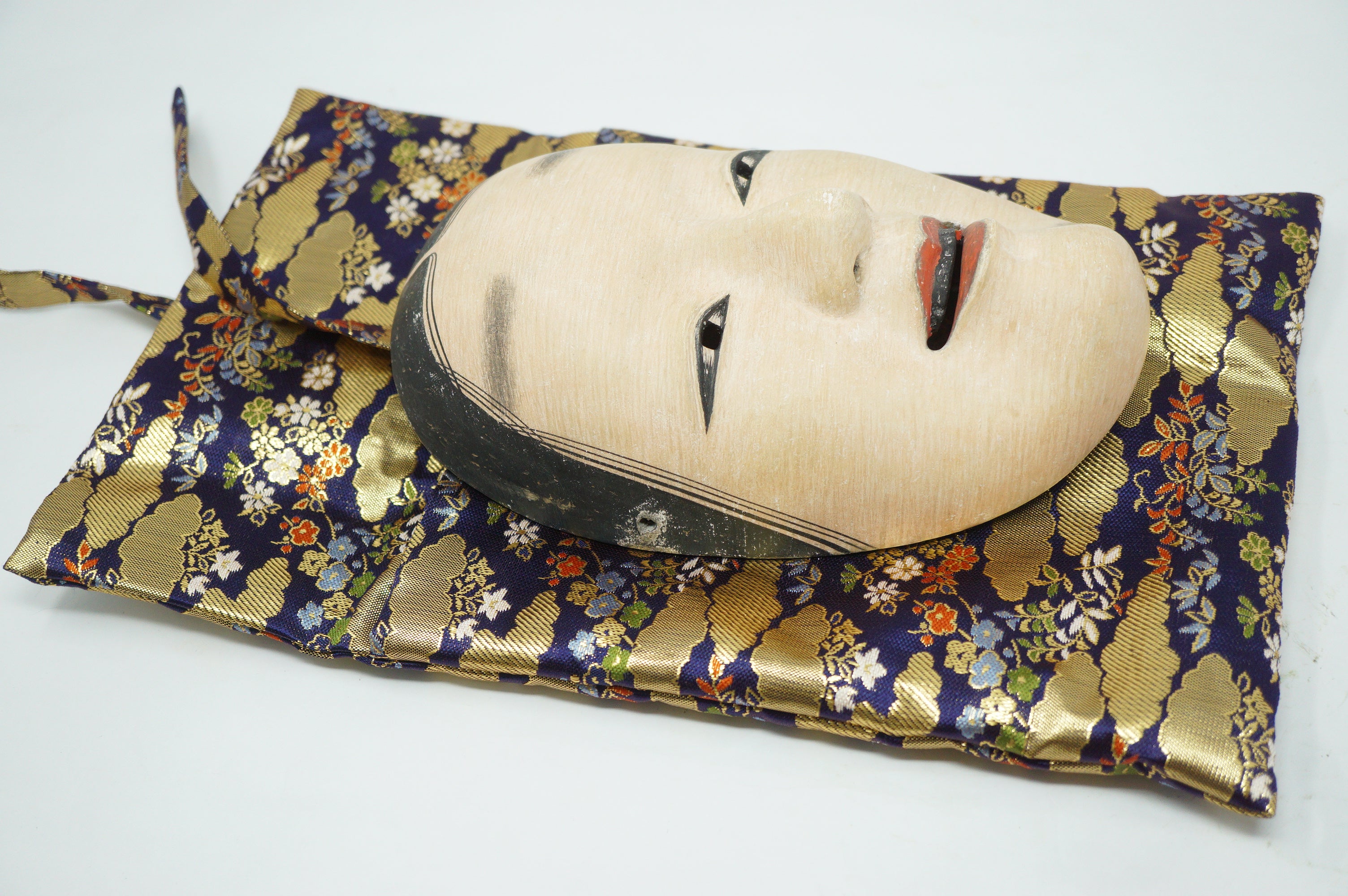 Japanische Fukai-Frauen-Noh-Theater-Holzmaske im Seidenbeutel, Original aus Japan 0425F33