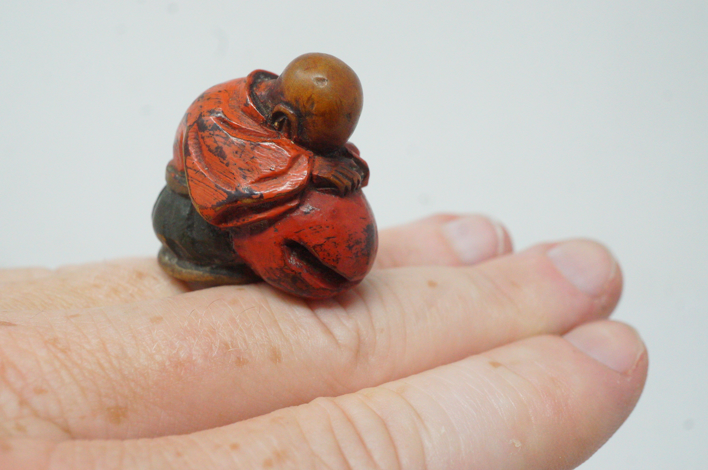 Antique Japanese Wooden Netsuke Sleeping Monk Novice Priest Mokugyo Drum Meiji 0617G3
